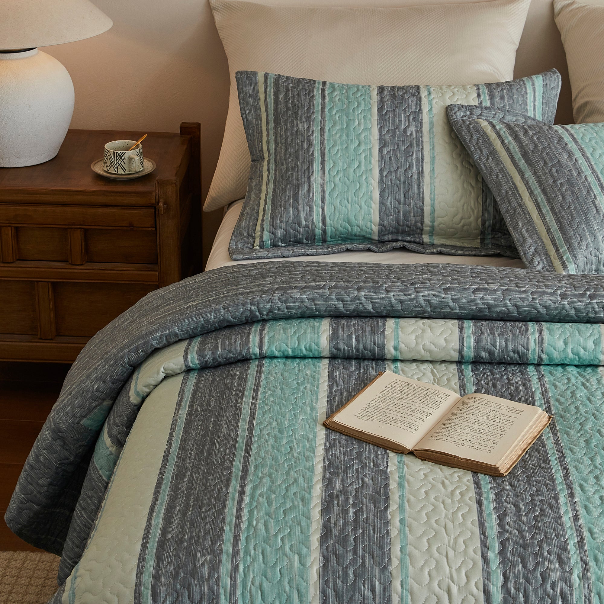 3 Piece Lightweight Polyester Modern Striped Quilt Bedspread Set BY224