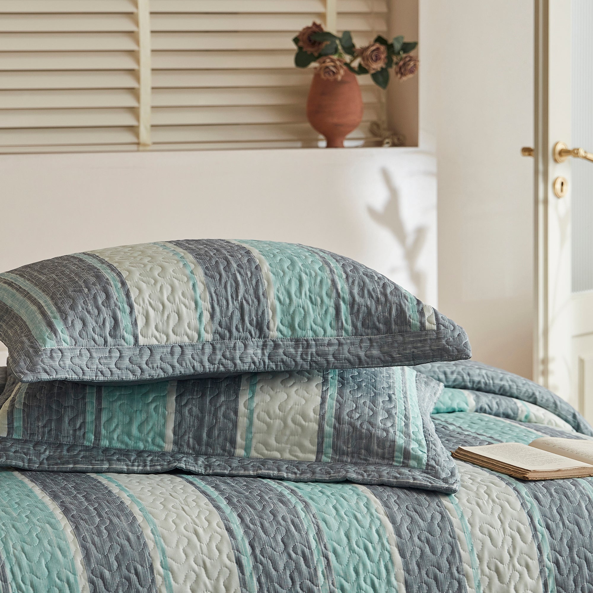 3 Piece Lightweight Polyester Modern Striped Quilt Bedspread Set BY224