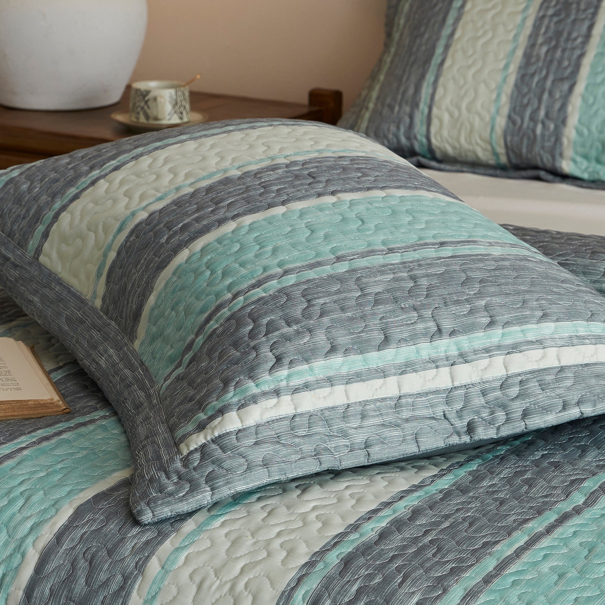 3 Piece Lightweight Polyester Modern Striped Quilt Bedspread Set BY224