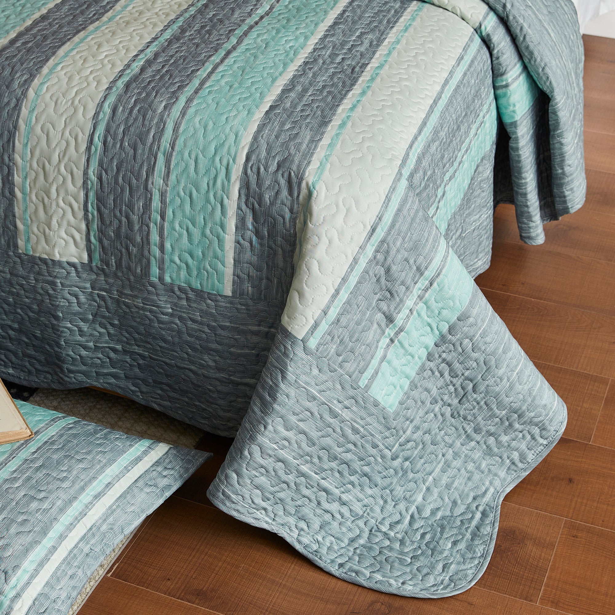 3 Piece Lightweight Polyester Modern Striped Quilt Bedspread Set BY224
