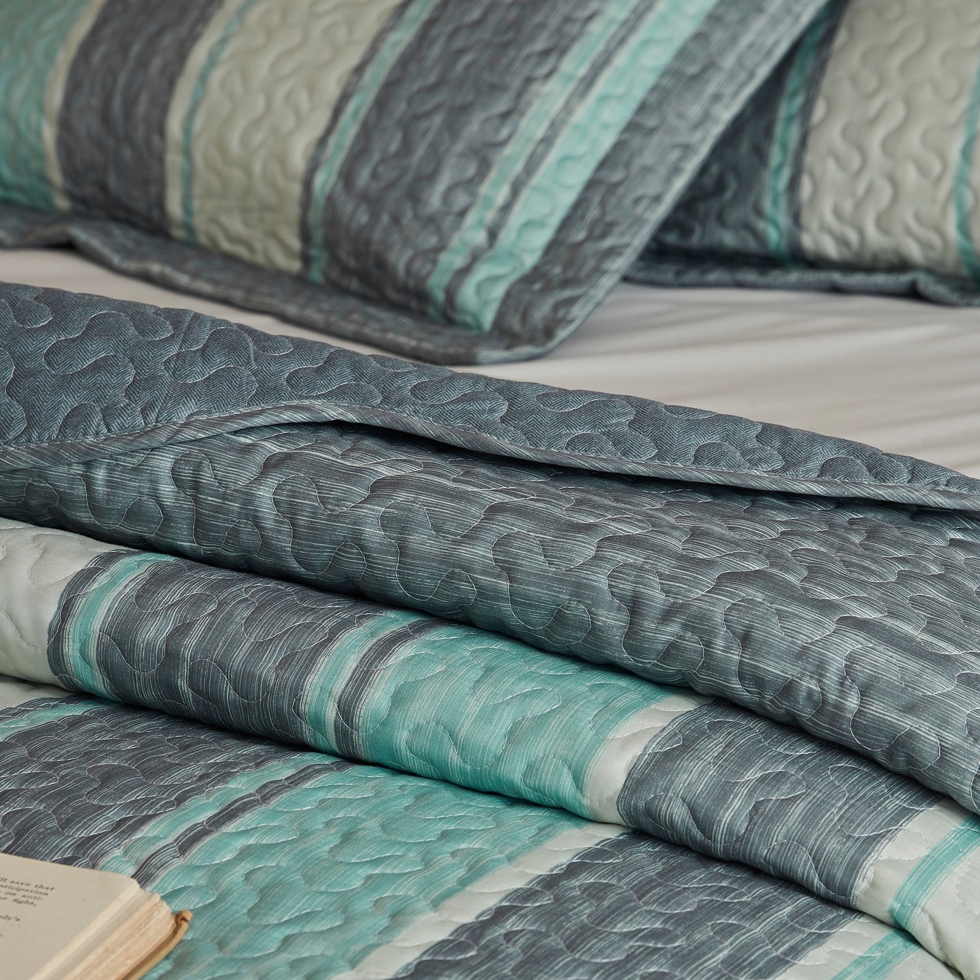 3 Piece Lightweight Polyester Modern Striped Quilt Bedspread Set BY224