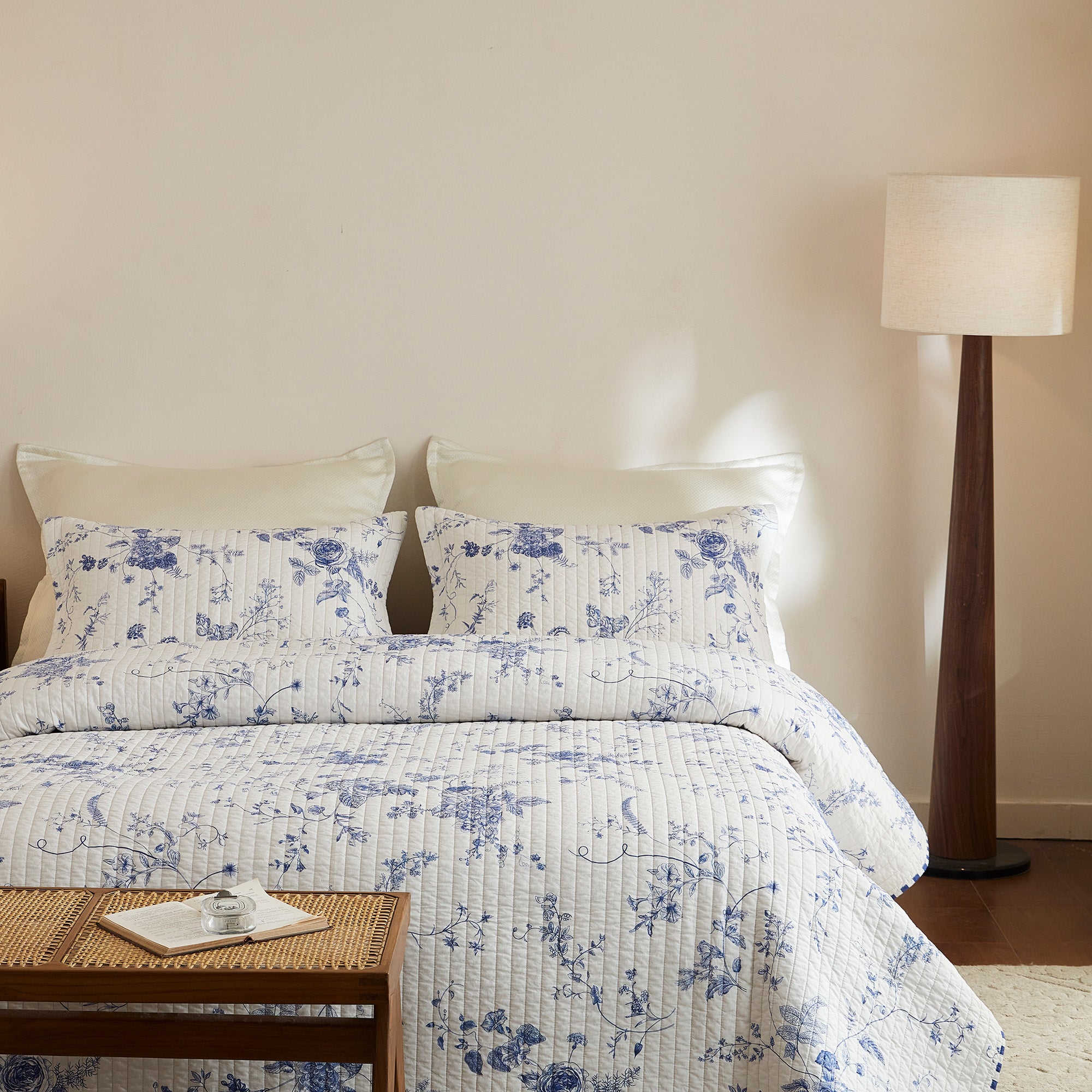 3Pcs 100% Cotton Blue & White Floral Quilt Bedspread Set CP329