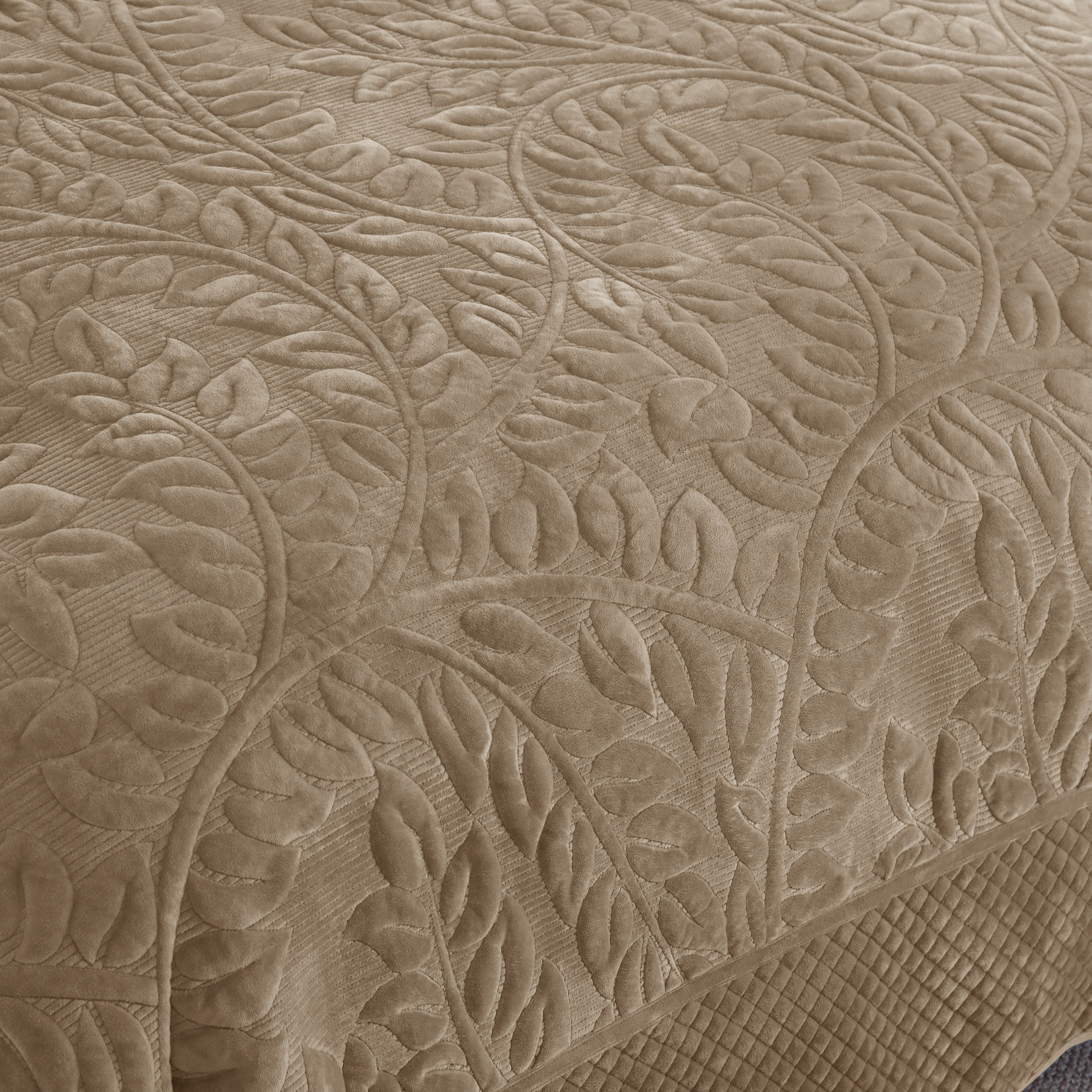 3 Piece Oversized Luxury Velvet Quilt Set Leaf Embroidered Bedspread