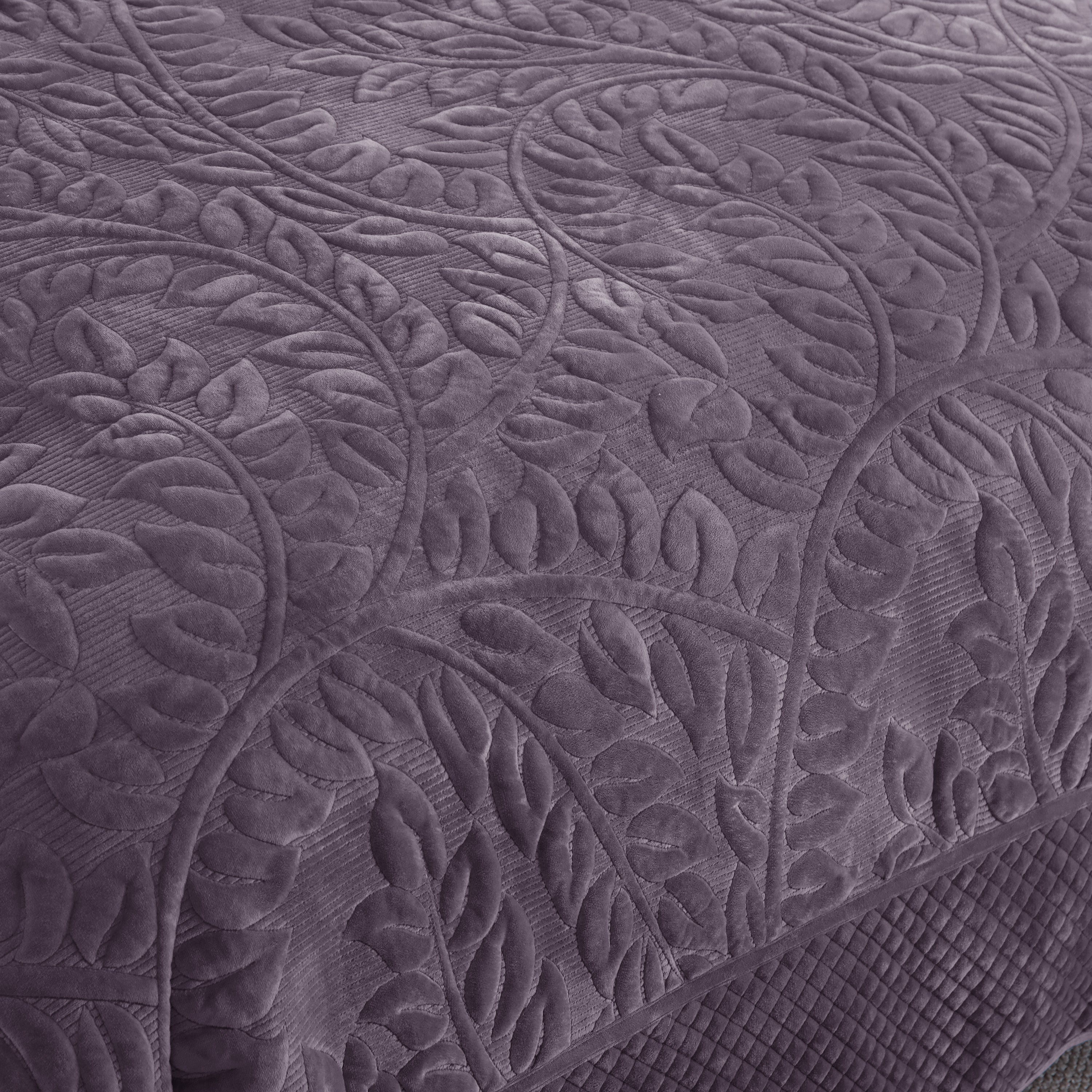 3 Piece Oversized Luxury Velvet Quilt Set Leaf Embroidered Bedspread