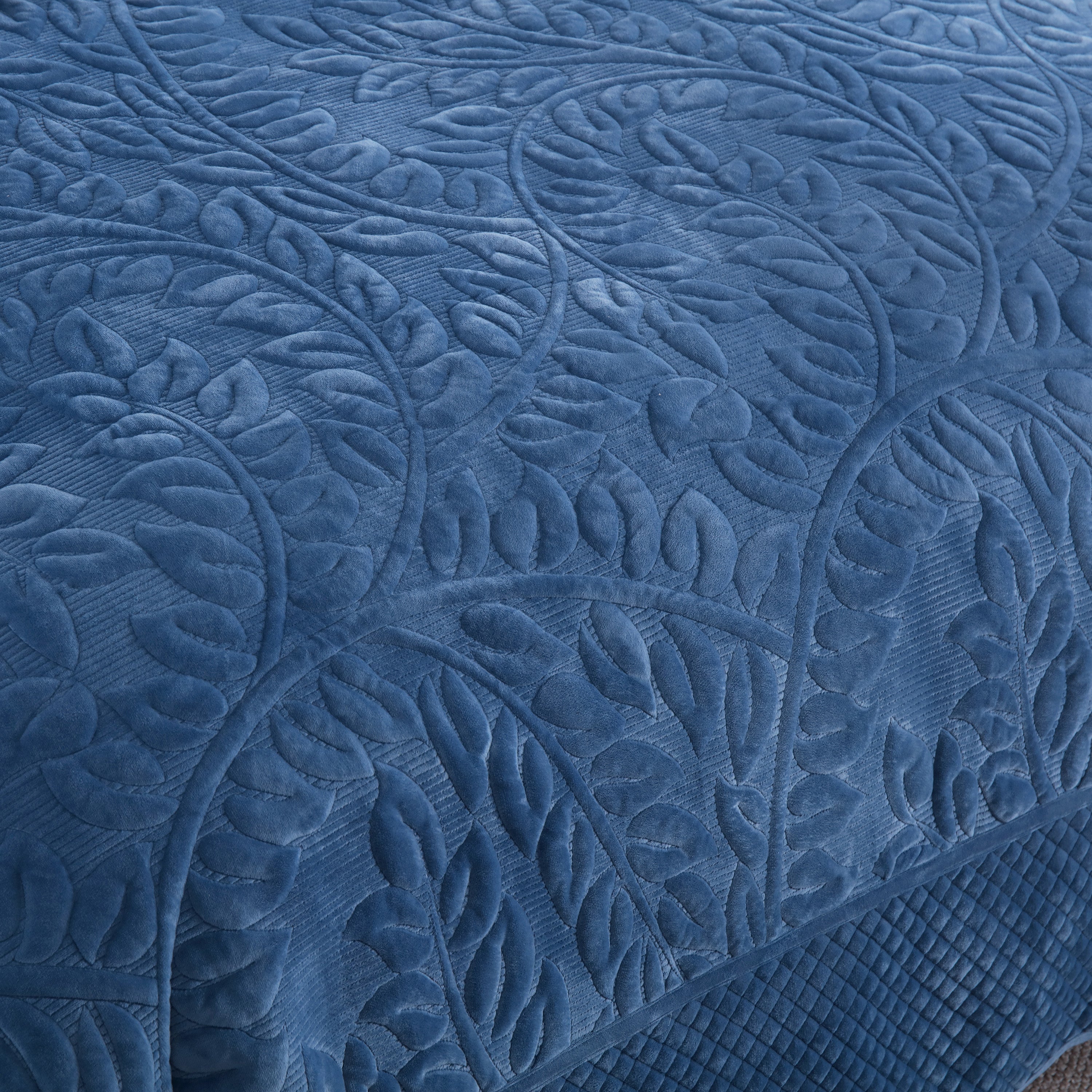 3 Piece Oversized Luxury Velvet Quilt Set Leaf Embroidered Bedspread