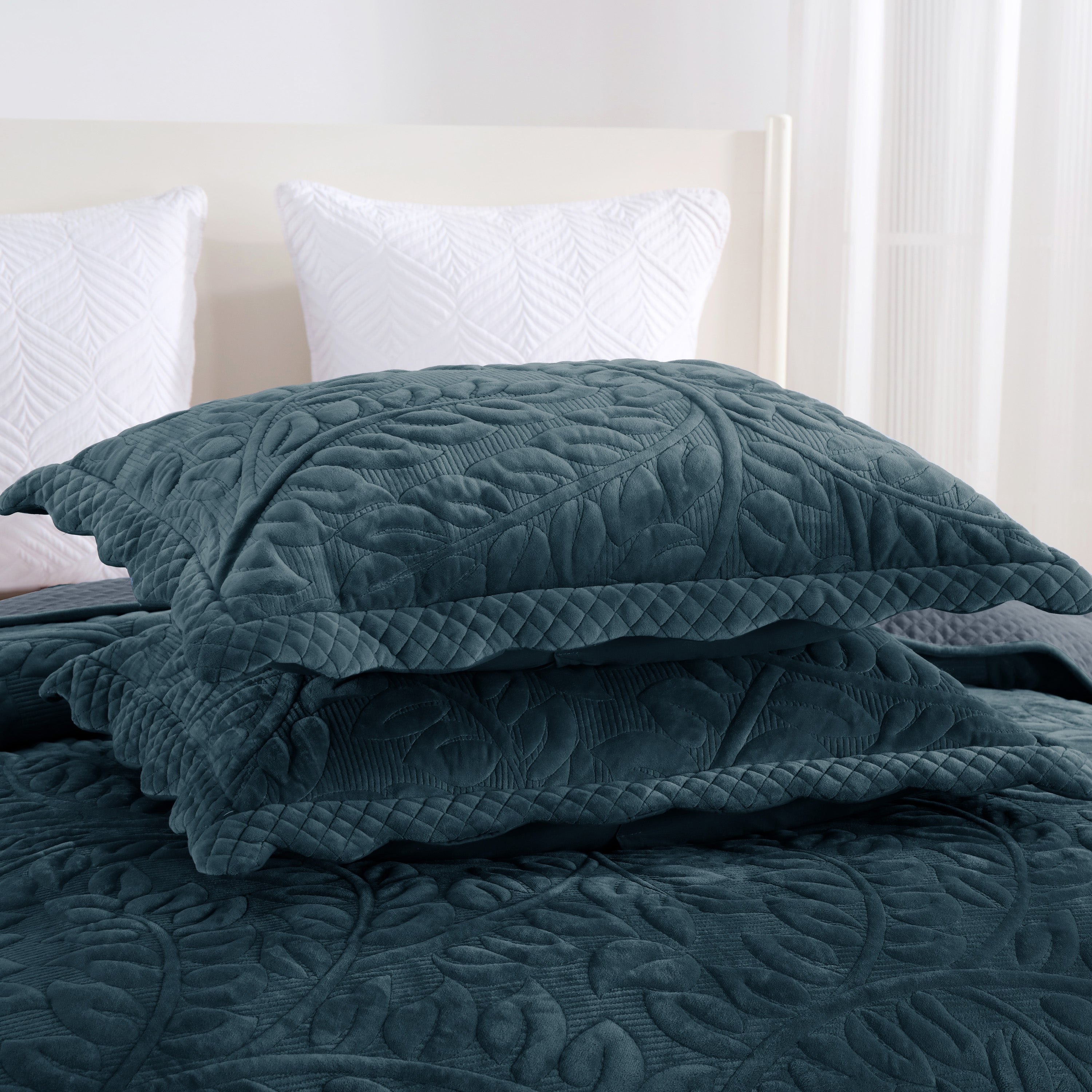 3 Piece Oversized Luxury Velvet Quilt Set Leaf Embroidered Bedspread