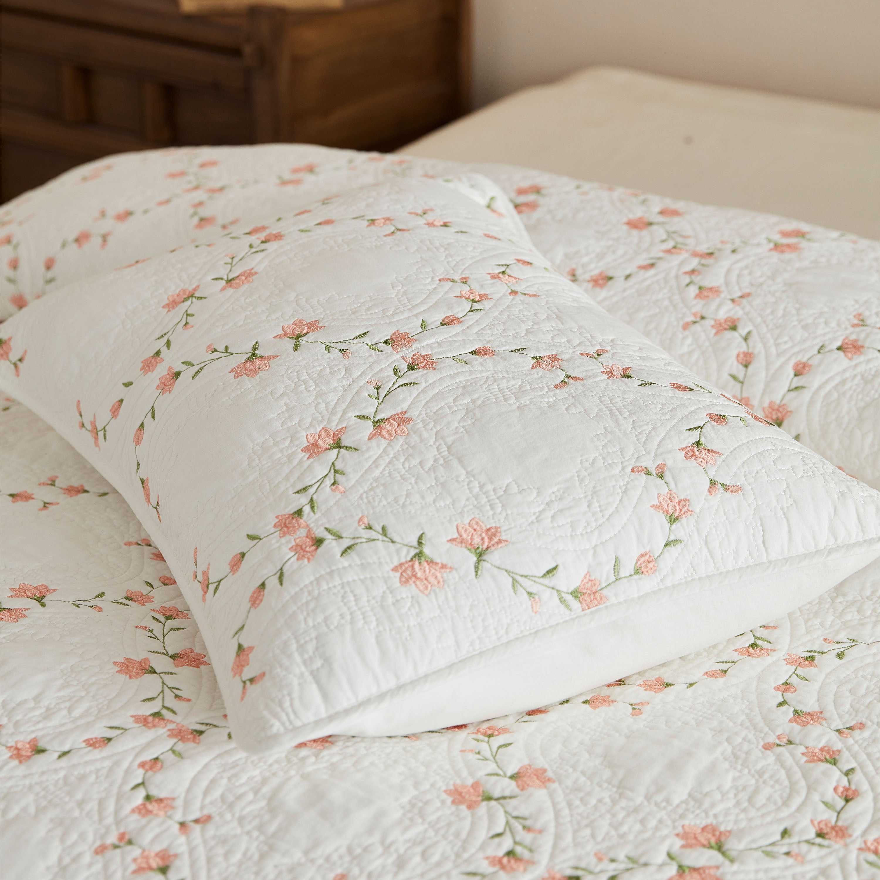 3 Piece 100% Cotton Embroidered Floral Quilt Set – Vintage Farmhouse Bedspread