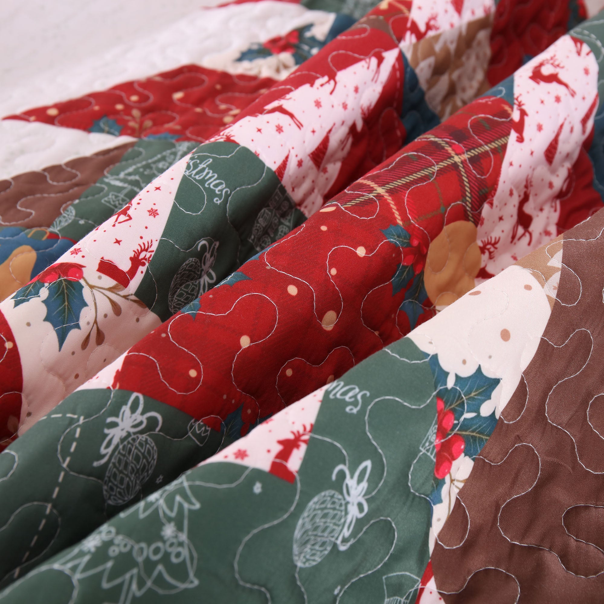 3 Piece Reversible Polyester Christmas Tree Patchwork Quilt Set - Holiday Bedspread Set BY218