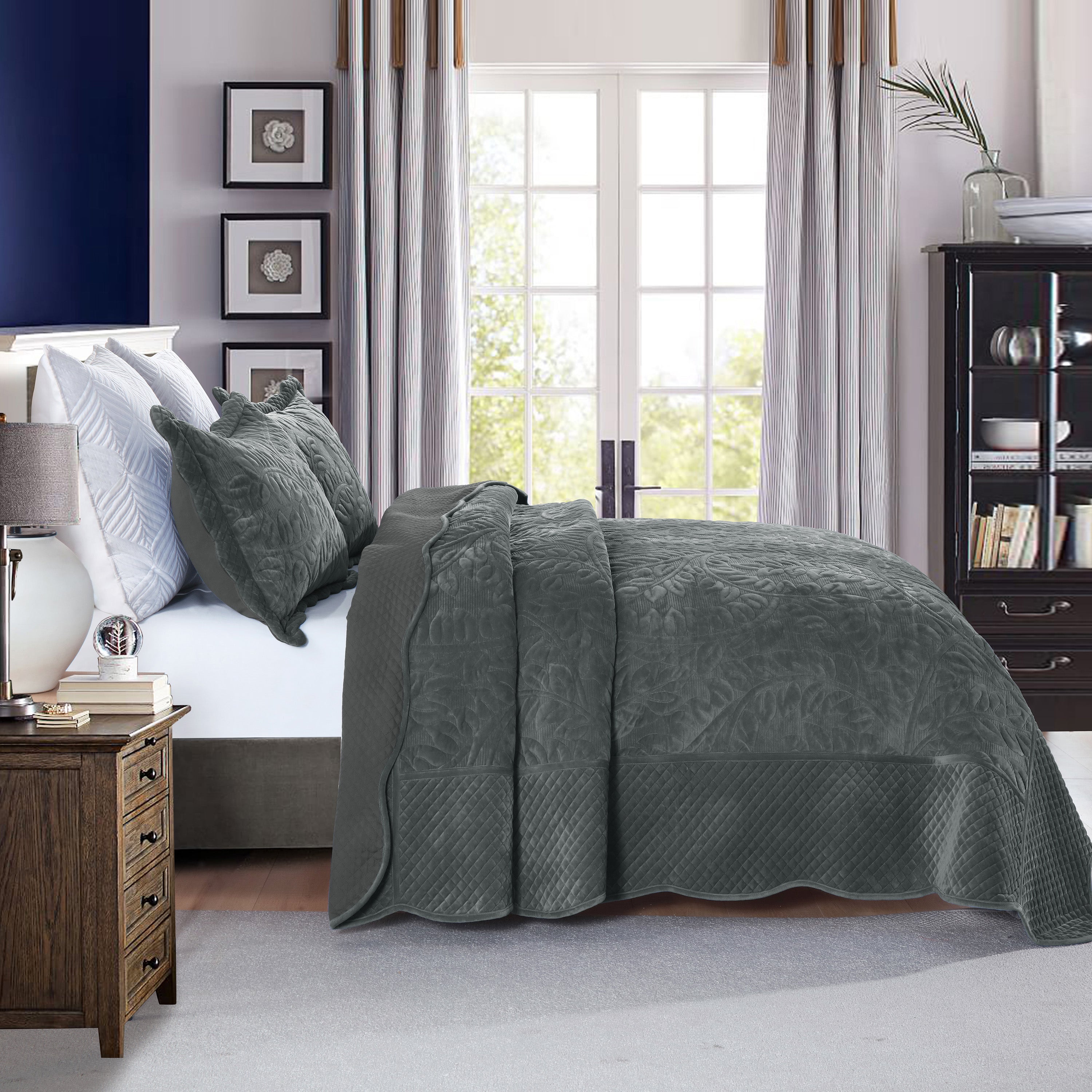 3 Piece Oversized Luxury Velvet Quilt Set Leaf Embroidered Bedspread