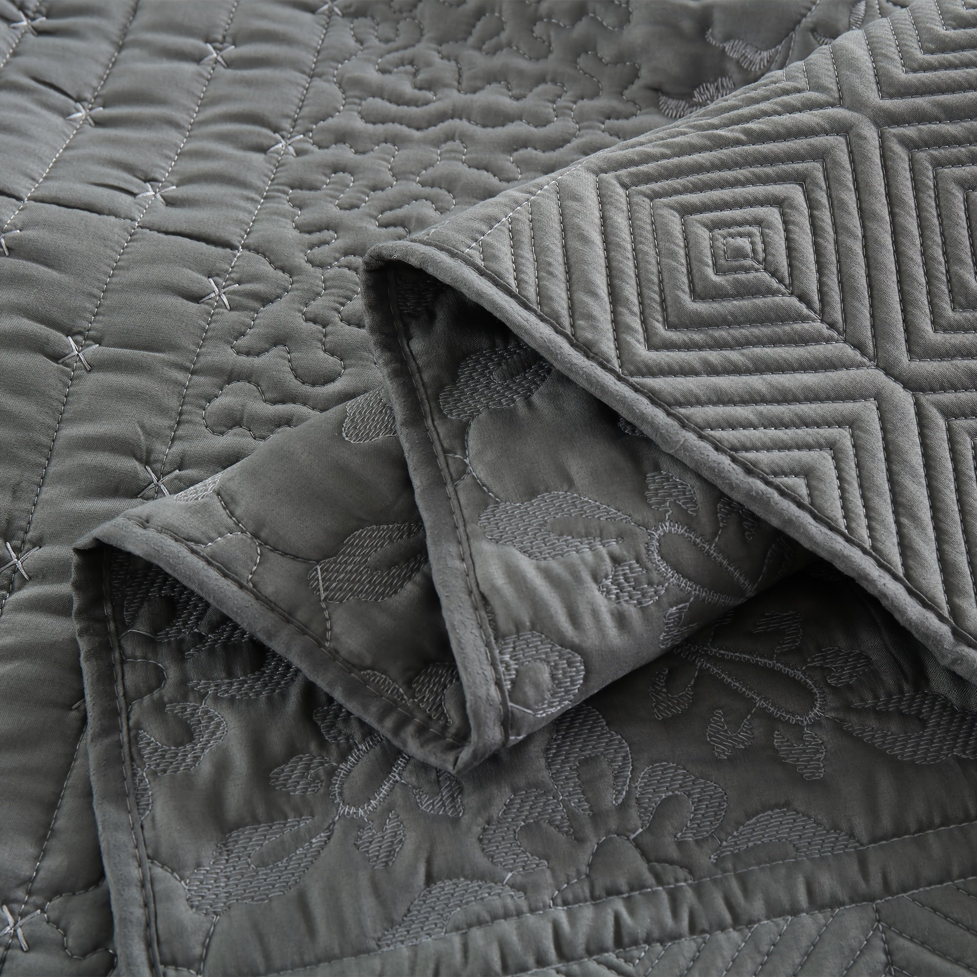 3 Piece Elegant Embroidered Quilt Set – Textured Floral & Geometric Bedspread