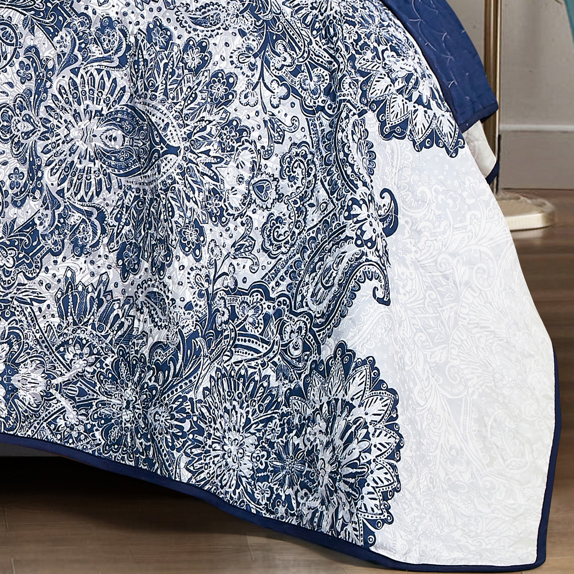 3 Piece Lightweight Reversible Navy Medallion Quilt Bedspread Set JB22985