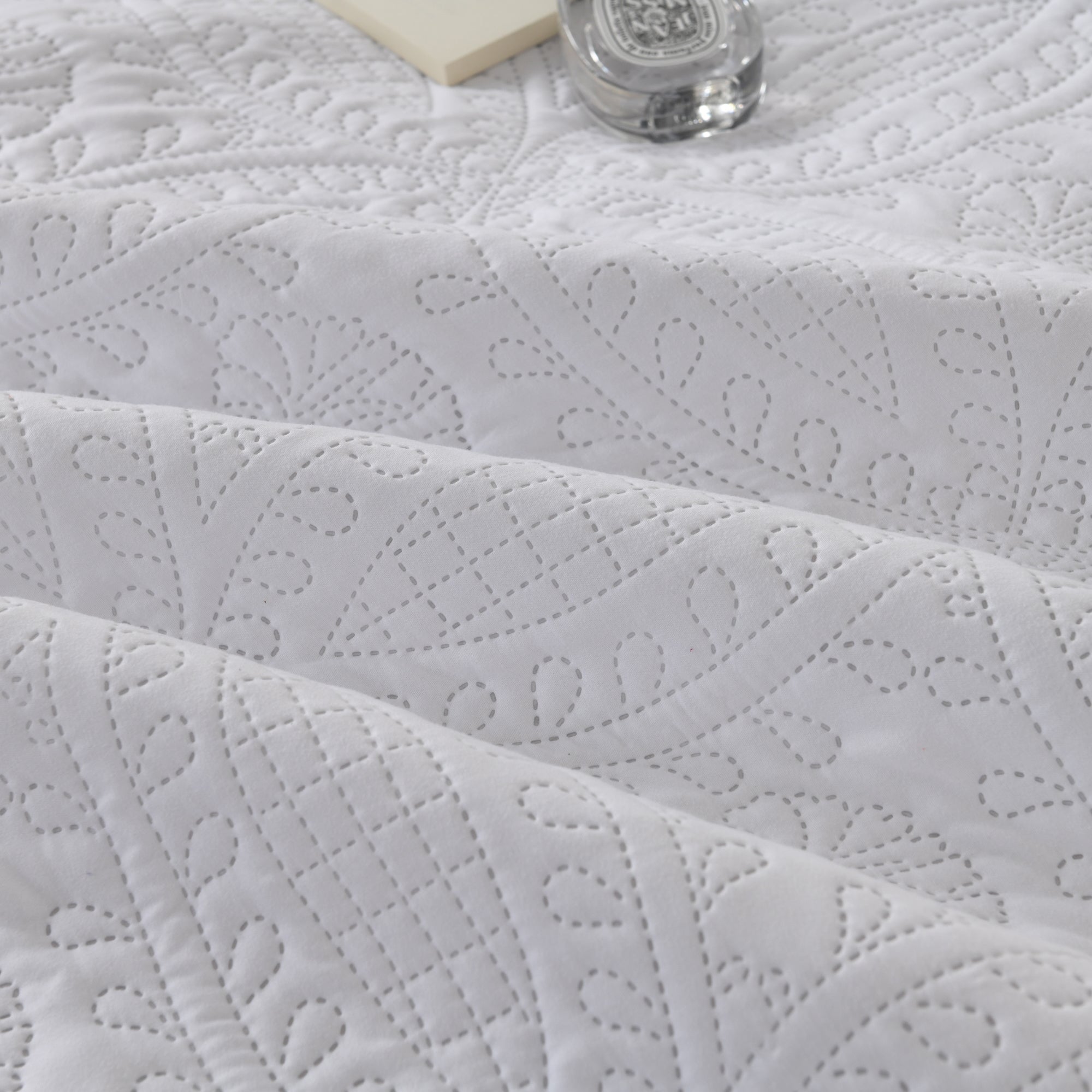 100% Polyester Ultrasonic Quilted Lightweight Quilt Bedspread Set