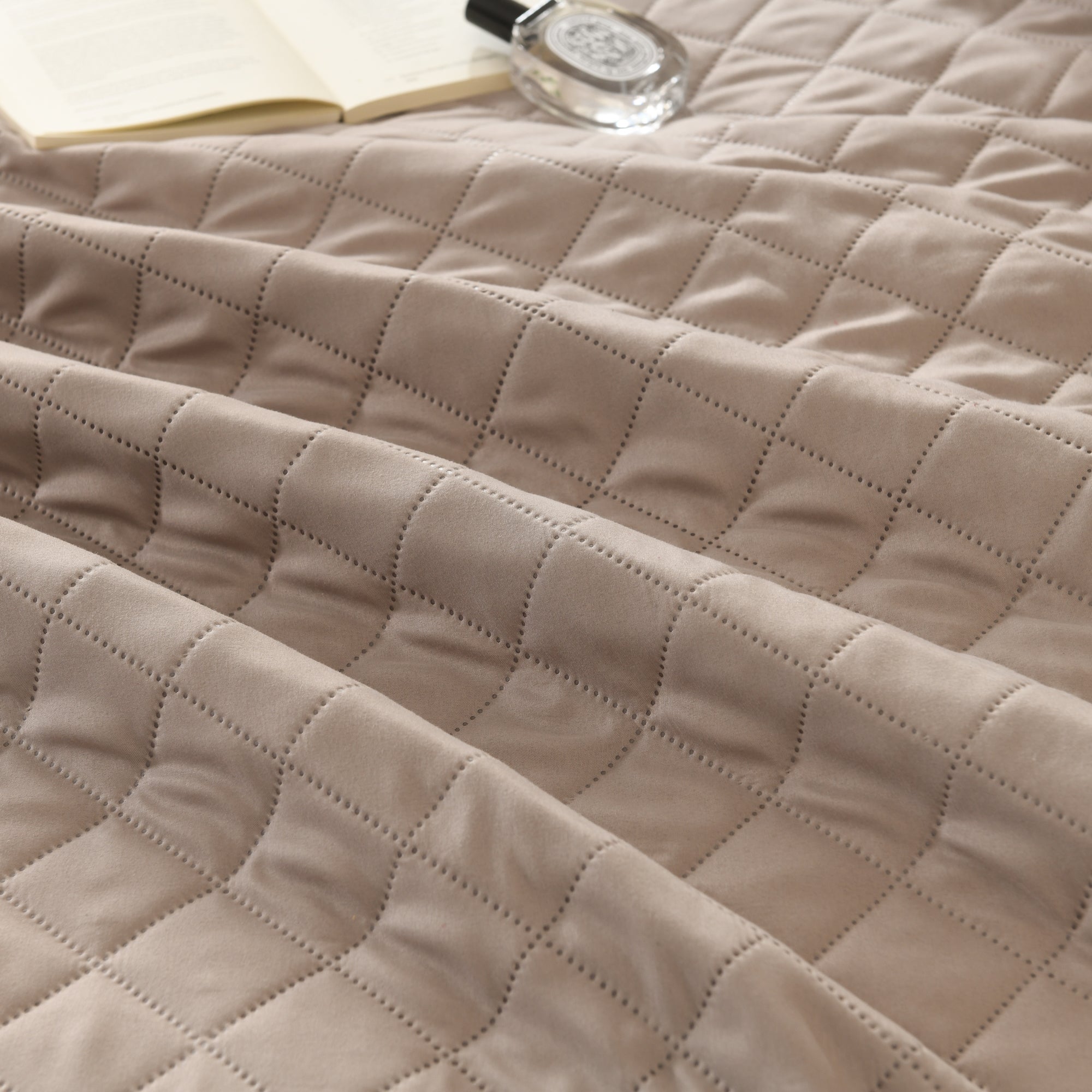 100% Polyester Ultrasonic Quilted Lightweight Quilt Bedspread Set