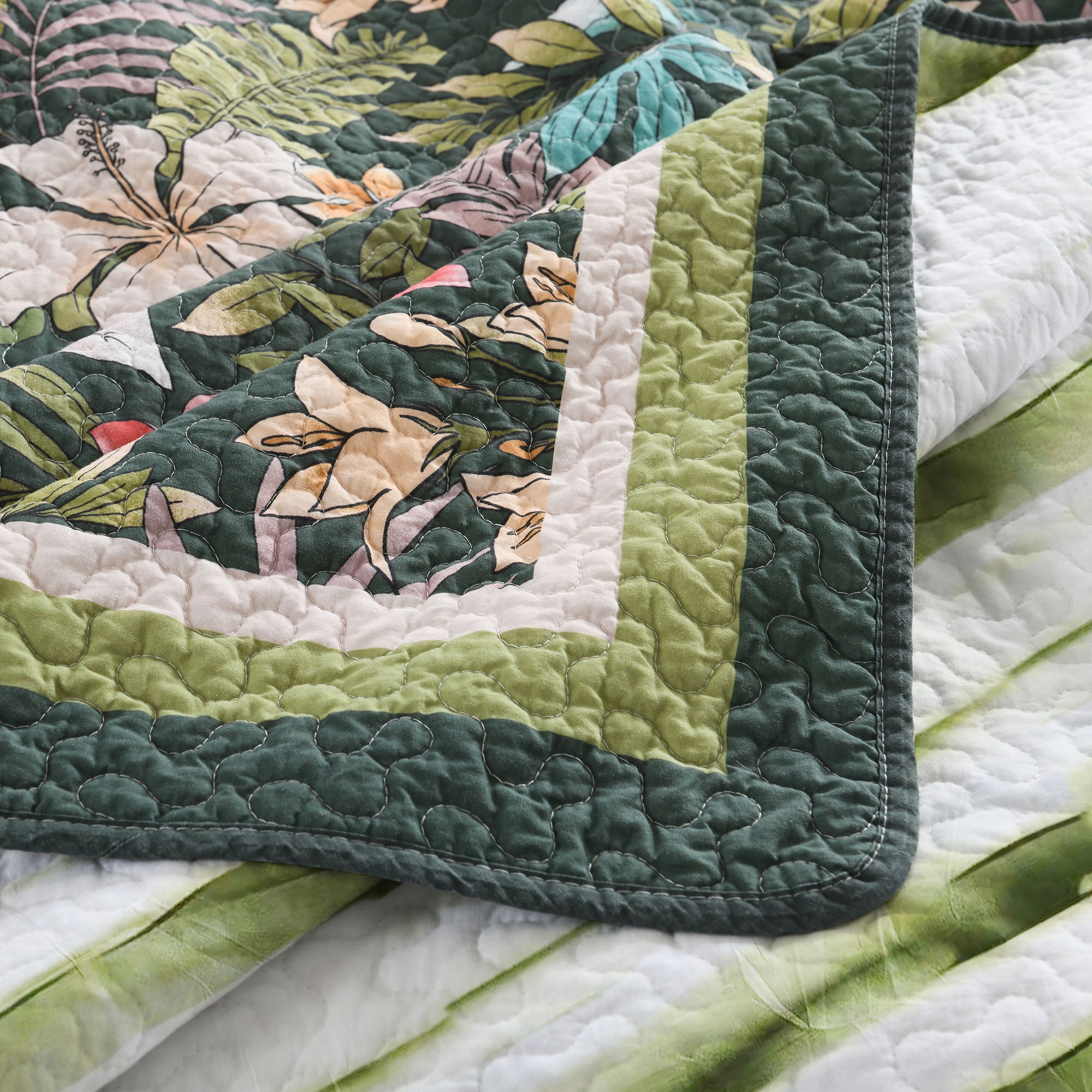 3 Piece Lightweight Polyester Tropical Leaf and Flower Quilt Bedspread Set BY223