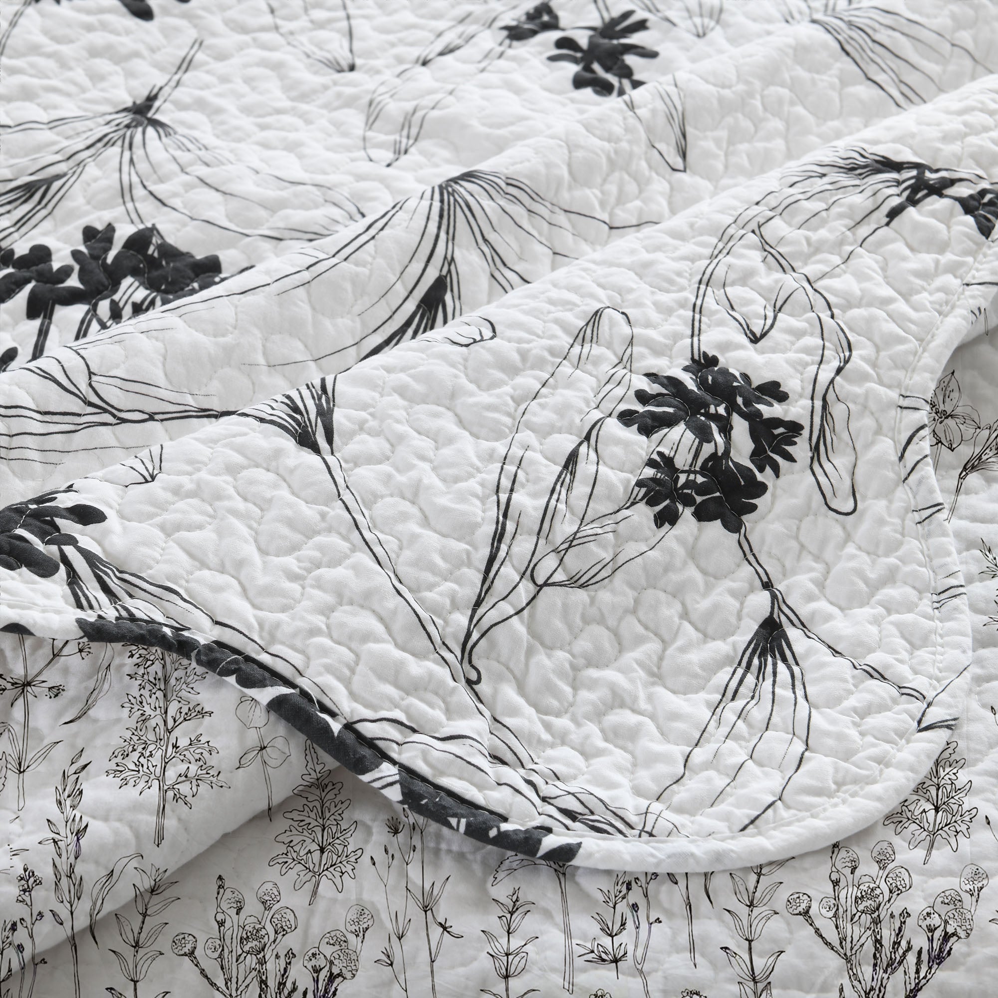 3 Piece Polyester Black and White Botanical Floral Quilt Bedspread Set BY222