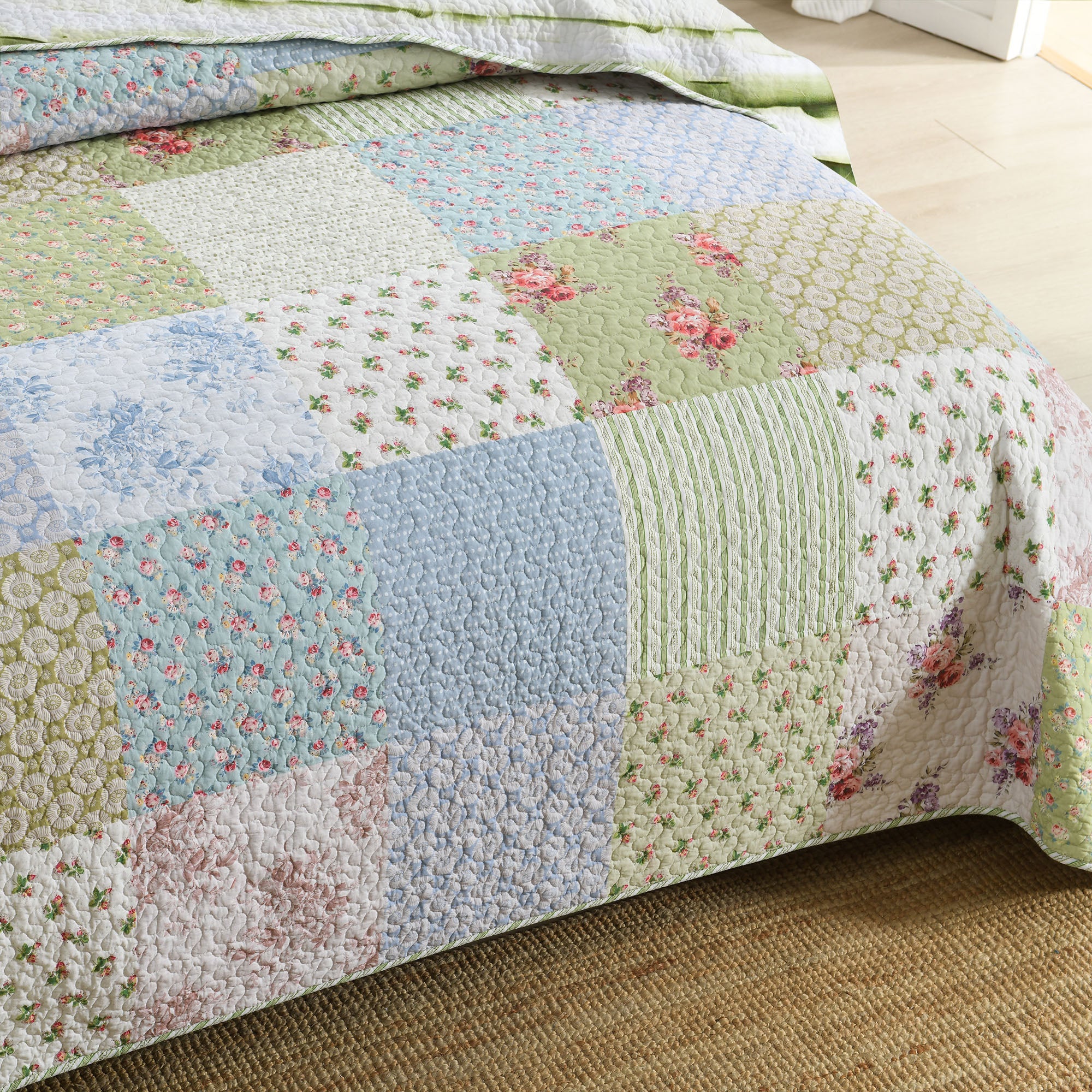 3 Piece Cottage Floral Patchwork Quilt Set - Country Style Quilted Bedspread BY225