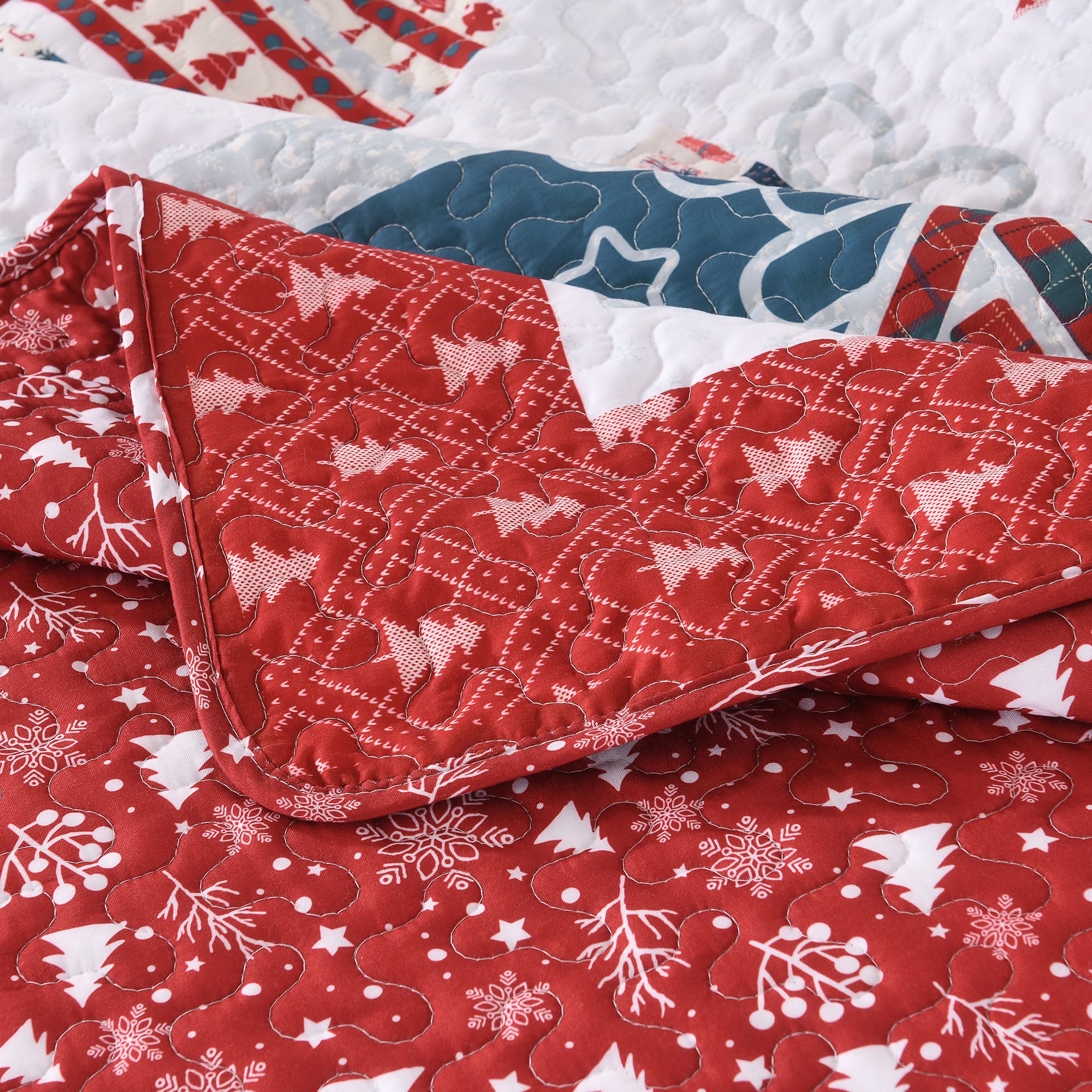 3 Piece Soft Polyester Reversible Christmas Holiday Quilt Bedspread Set BY214