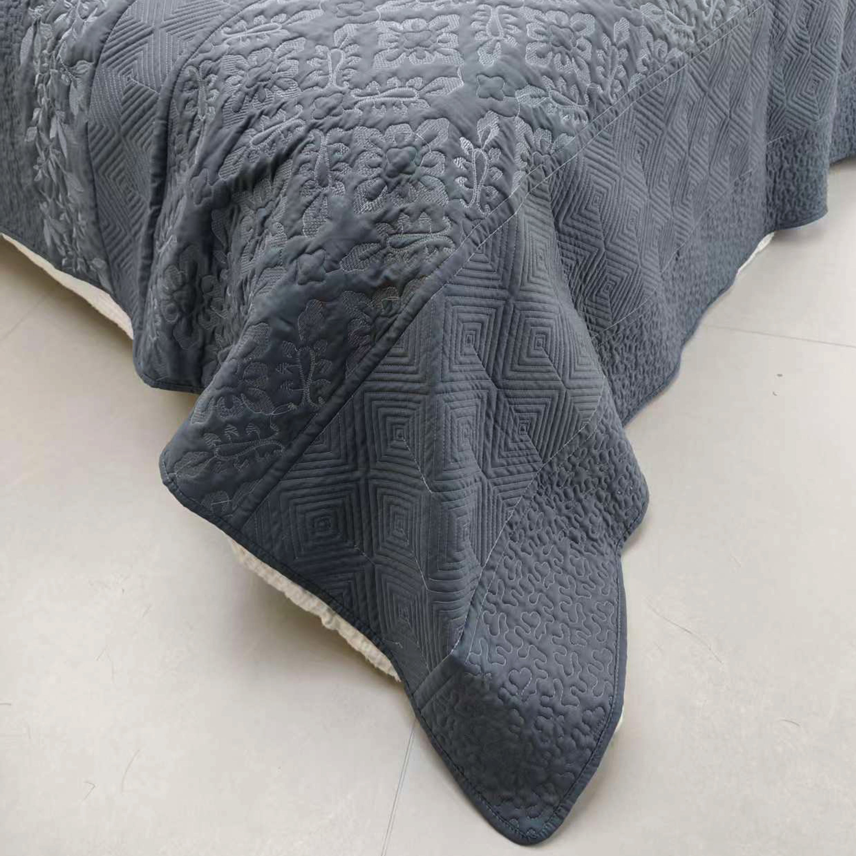 3 Piece Elegant Embroidered Quilt Set – Textured Floral & Geometric Bedspread