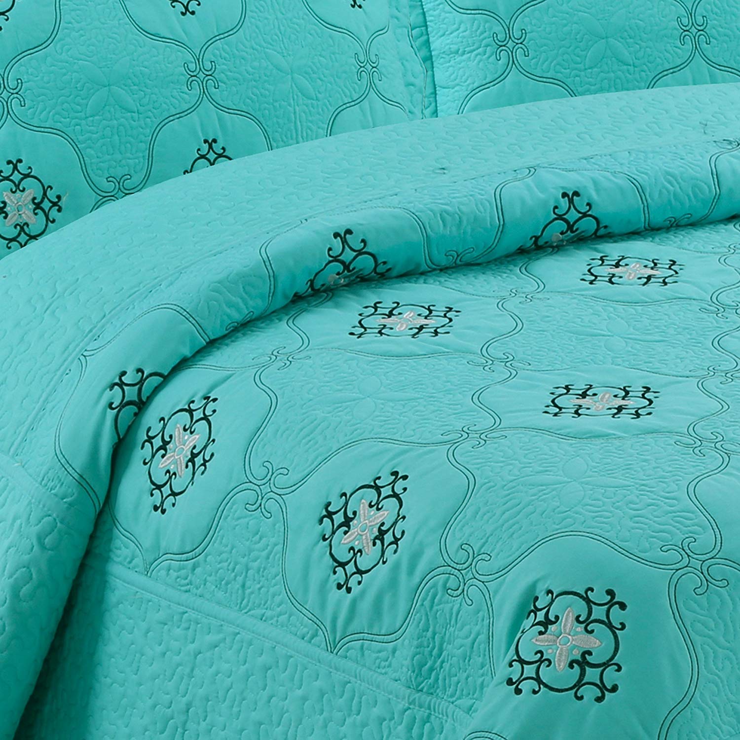 3 Piece Luxury Embroidered Quilt Set Oversized Bedspread