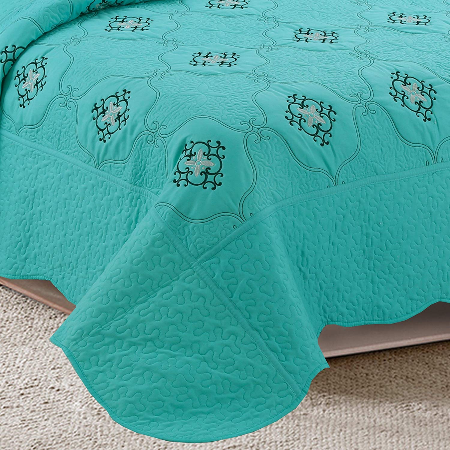 3 Piece Luxury Embroidered Quilt Set Oversized Bedspread