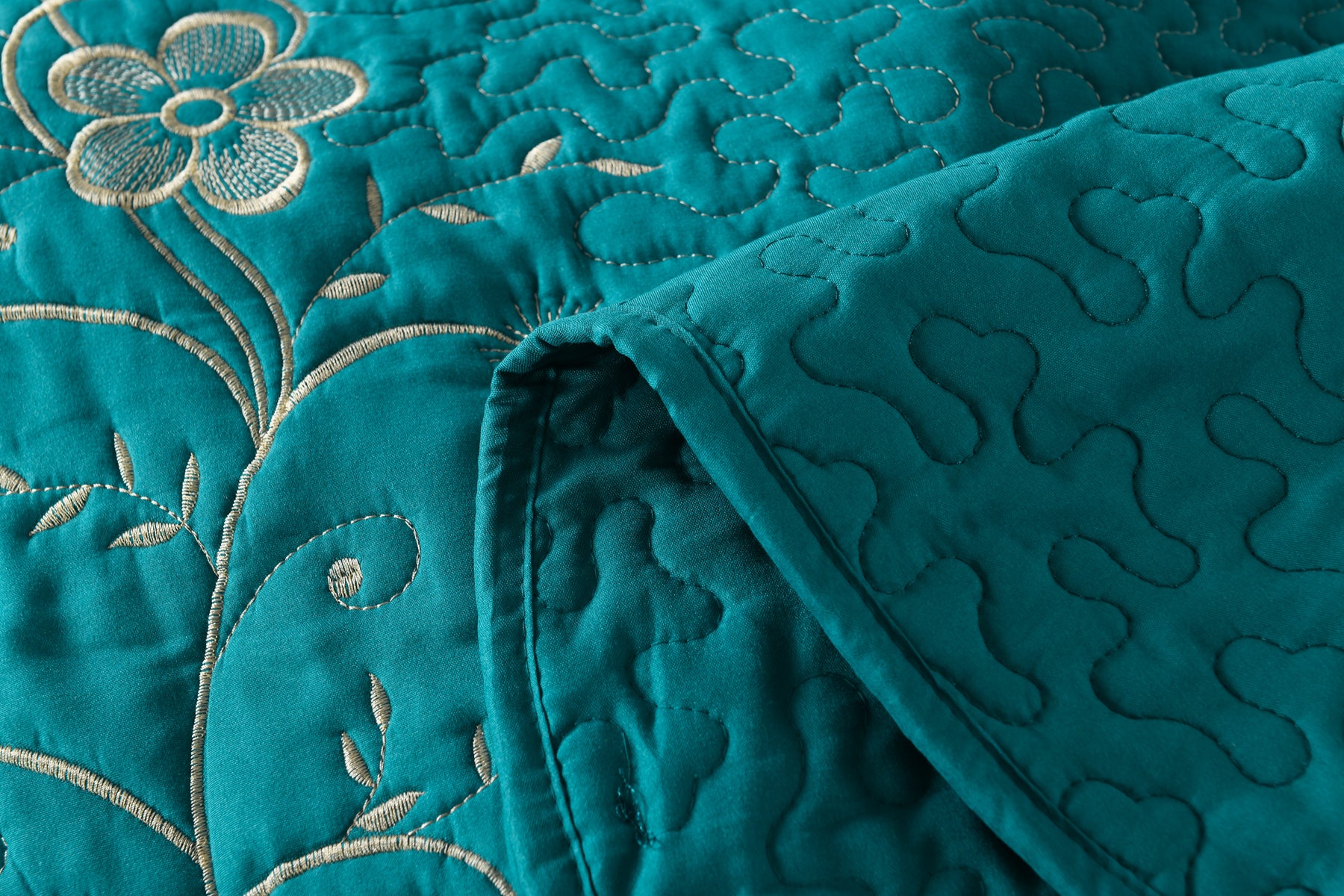 3 Piece Embroidered Quilt Set, Lightweight Bedspread Lapaz