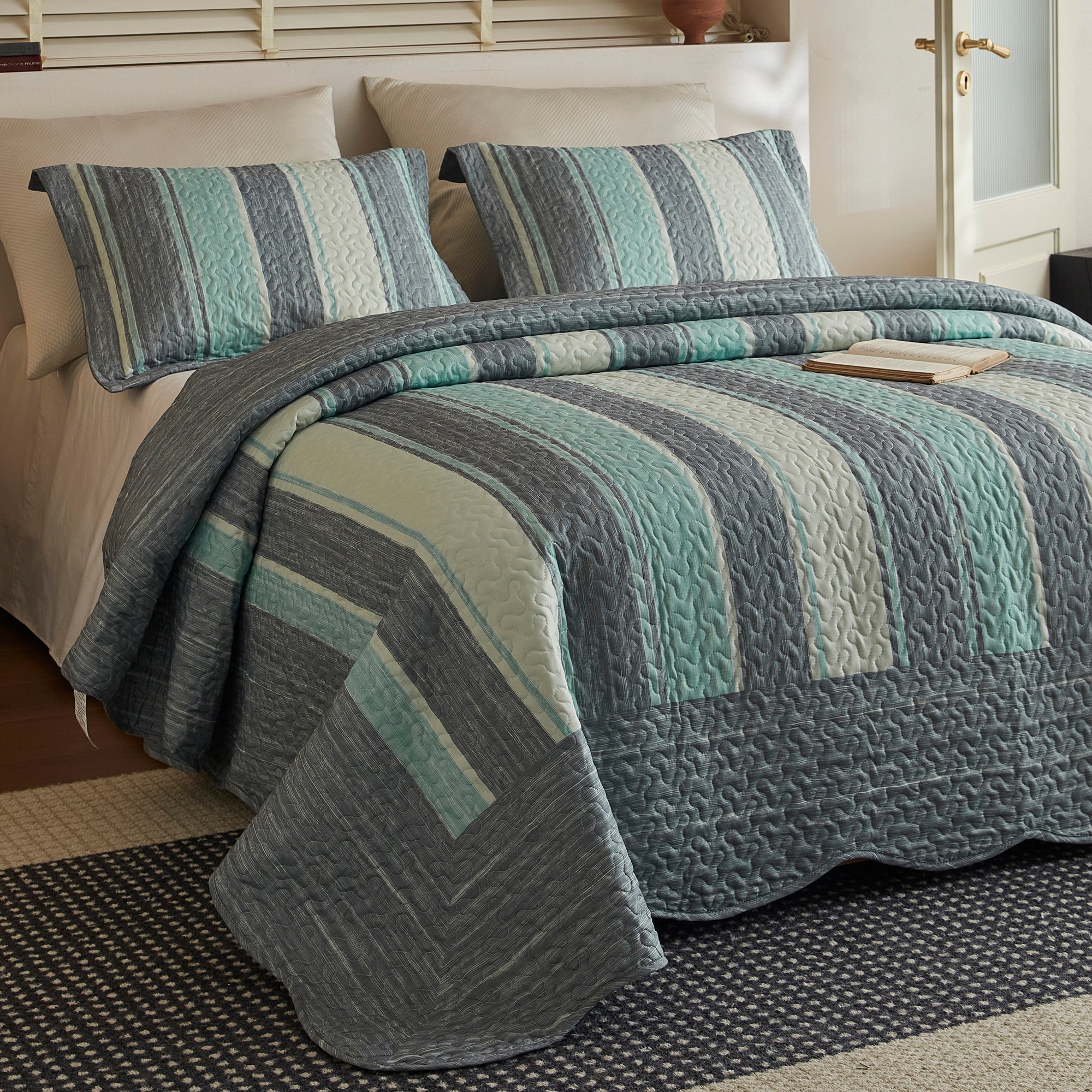 3 Piece Lightweight Polyester Modern Striped Quilt Bedspread Set BY224
