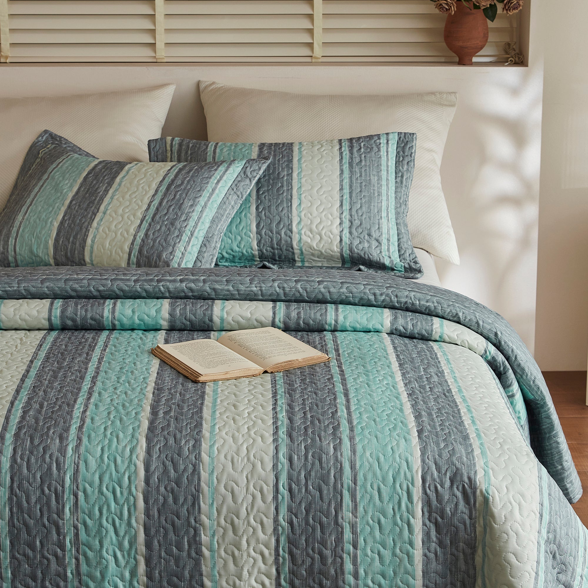 3 Piece Lightweight Polyester Modern Striped Quilt Bedspread Set BY224