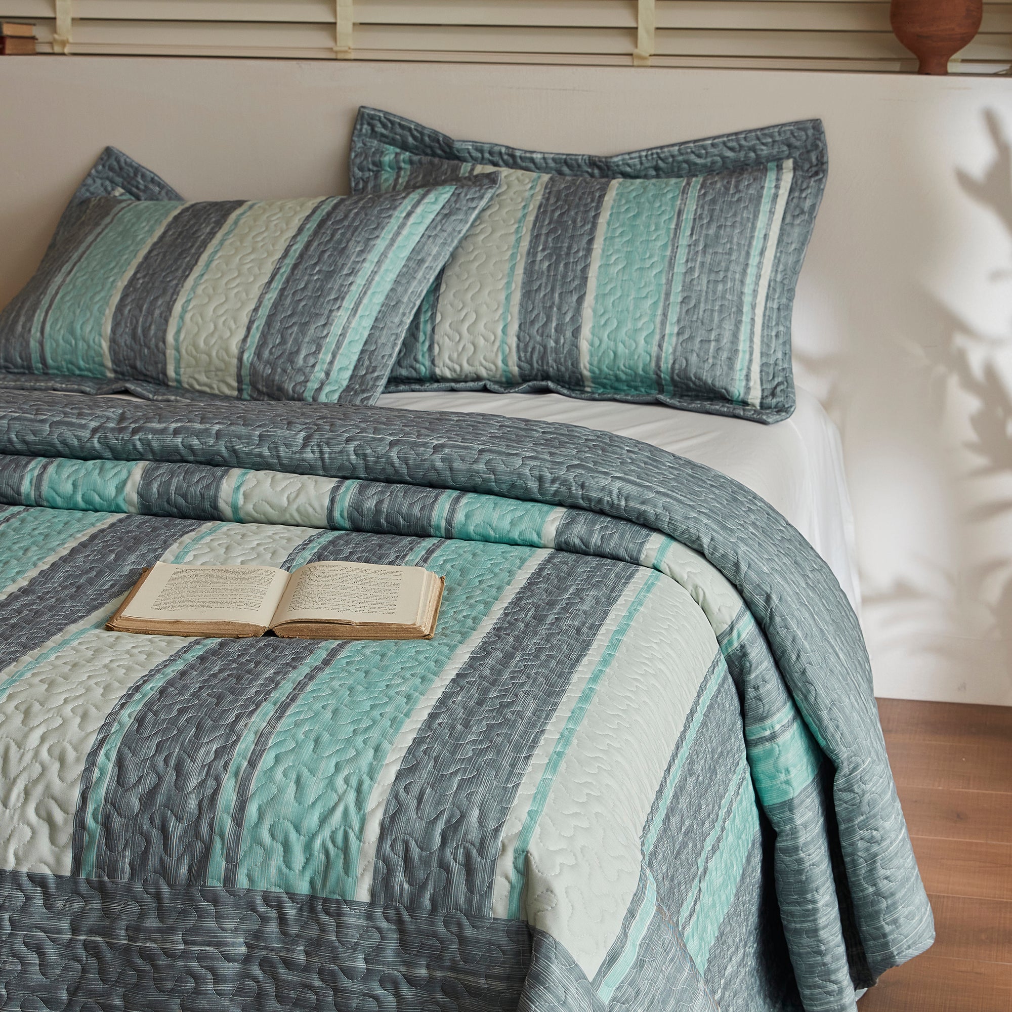 3 Piece Lightweight Polyester Modern Striped Quilt Bedspread Set BY224