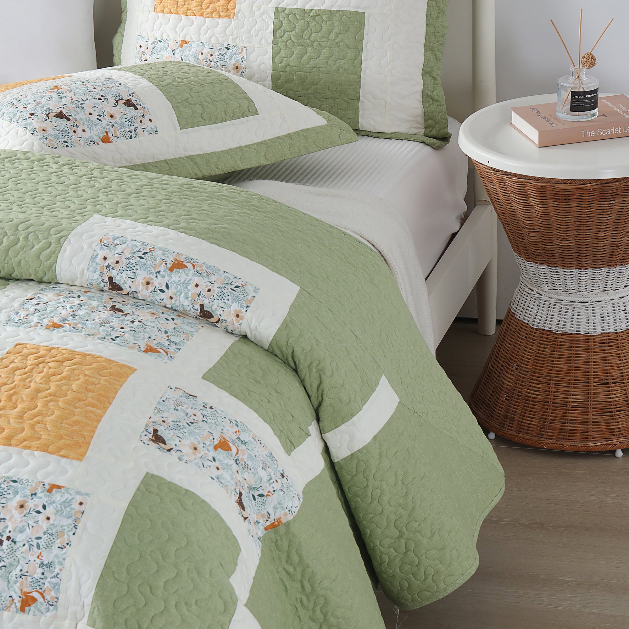Handcrafted Christmas Patchwork Cotton Quilt Bedspread Set - 3-Piece Vintage Style Holiday Bedding PW103