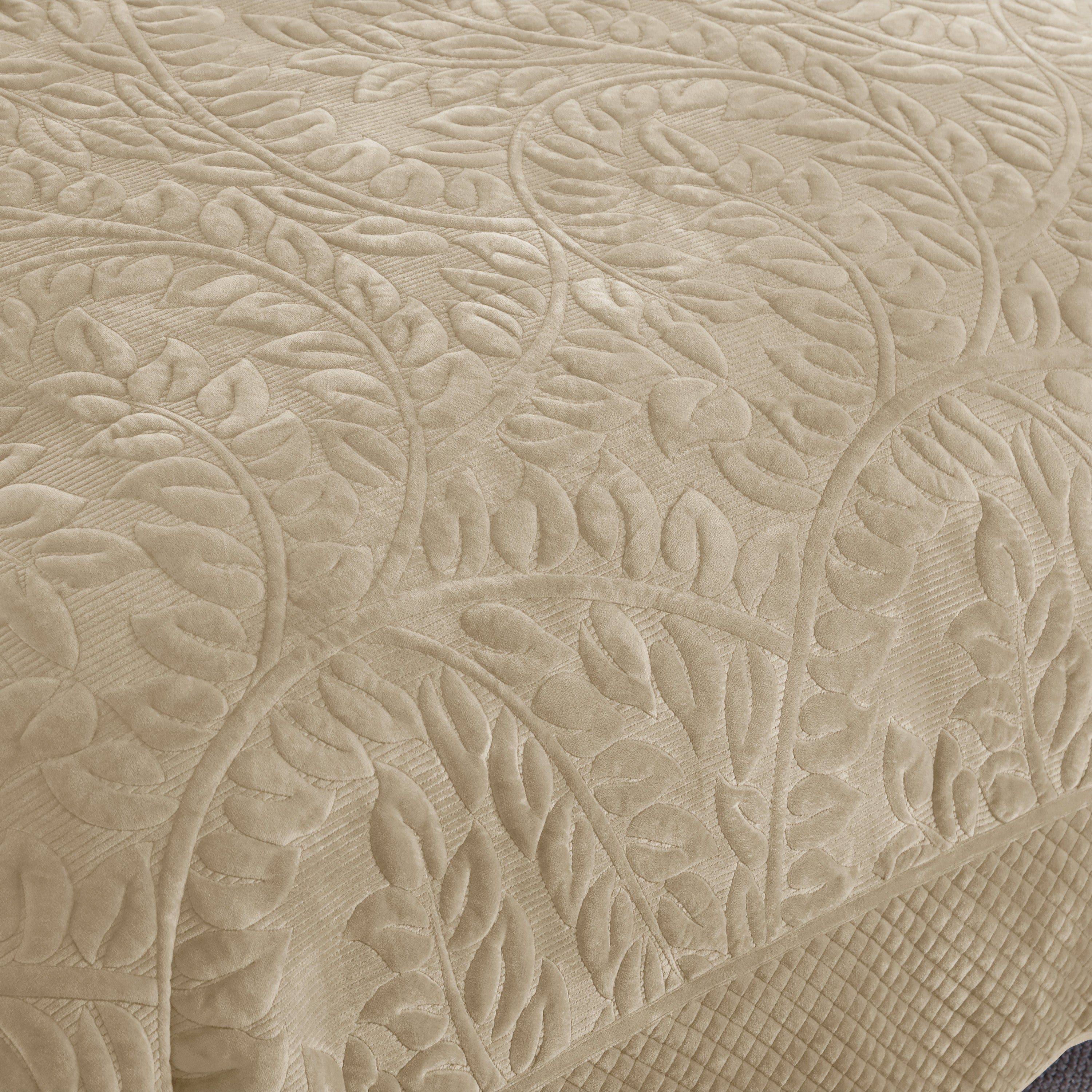 3 Piece Oversized Luxury Velvet Quilt Set Leaf Embroidered Bedspread