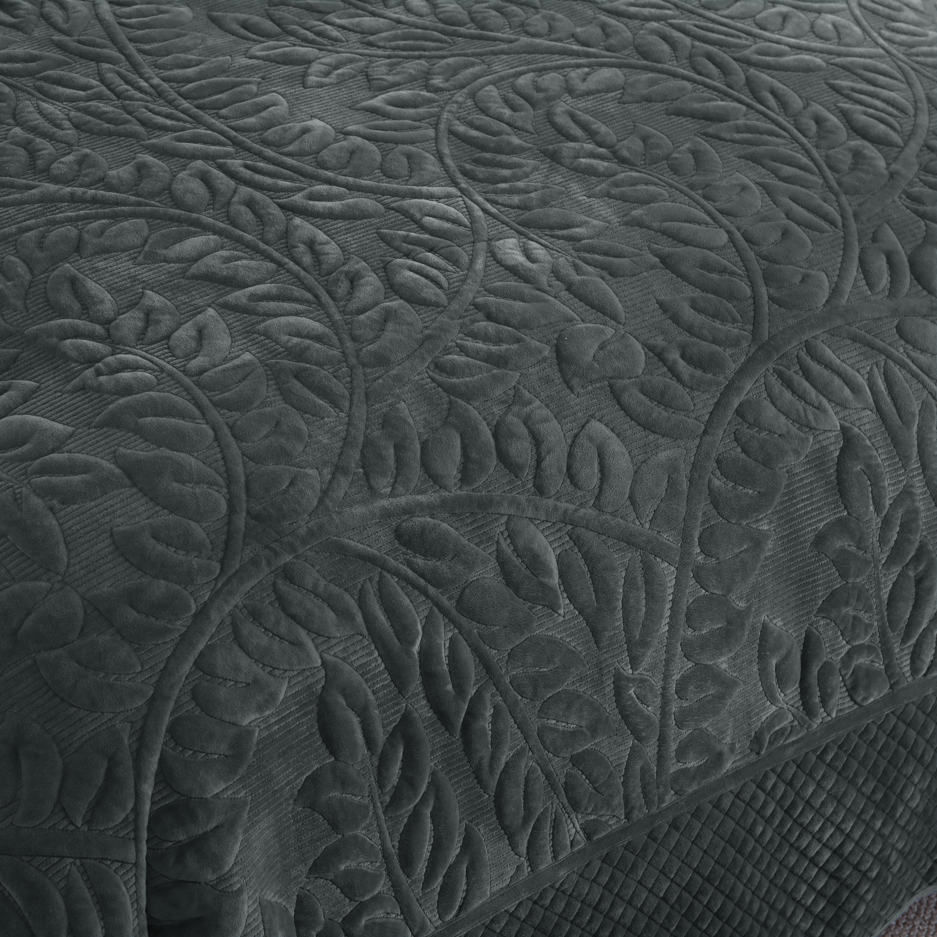 3 Piece Oversized Luxury Velvet Quilt Set Leaf Embroidered Bedspread