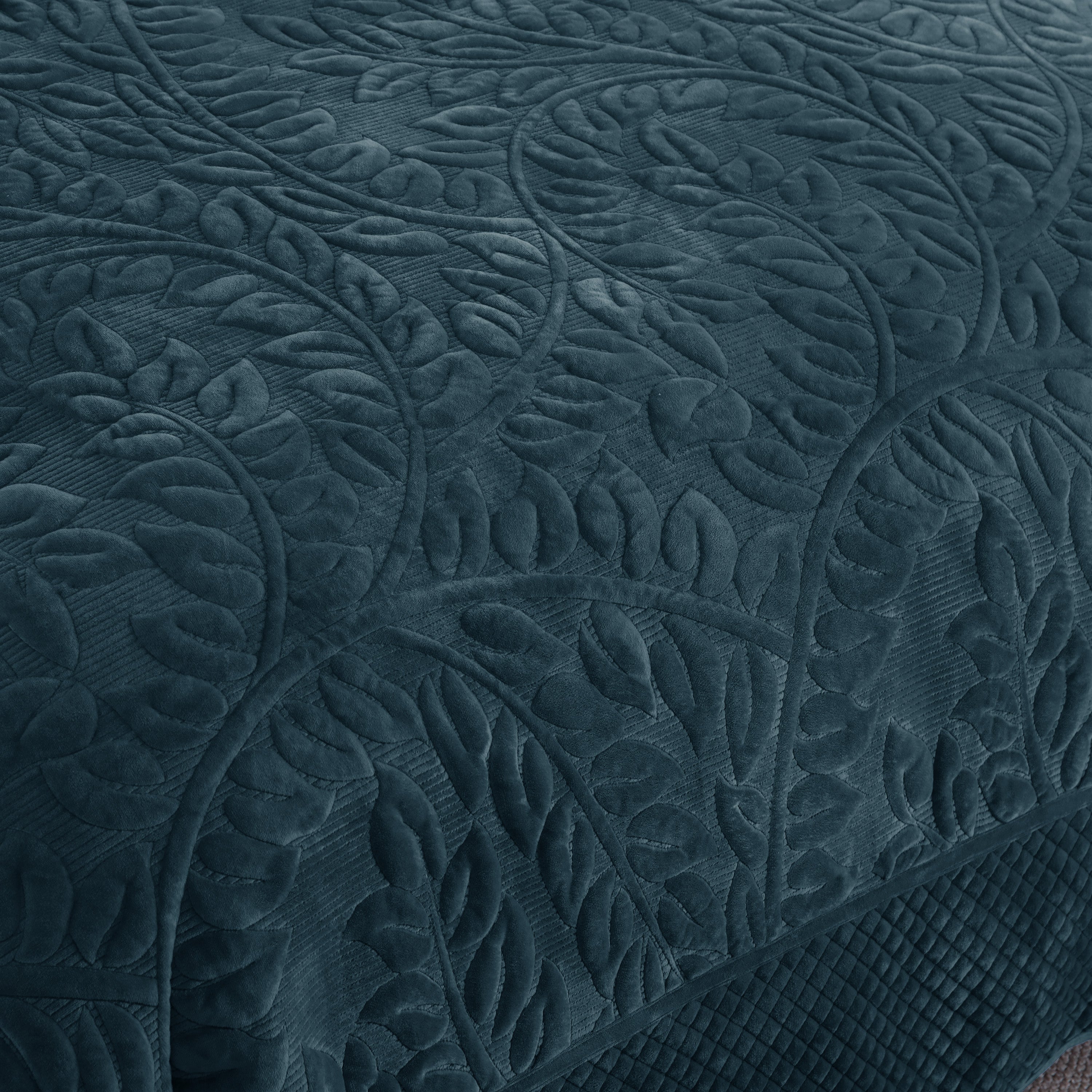 3 Piece Oversized Luxury Velvet Quilt Set Leaf Embroidered Bedspread