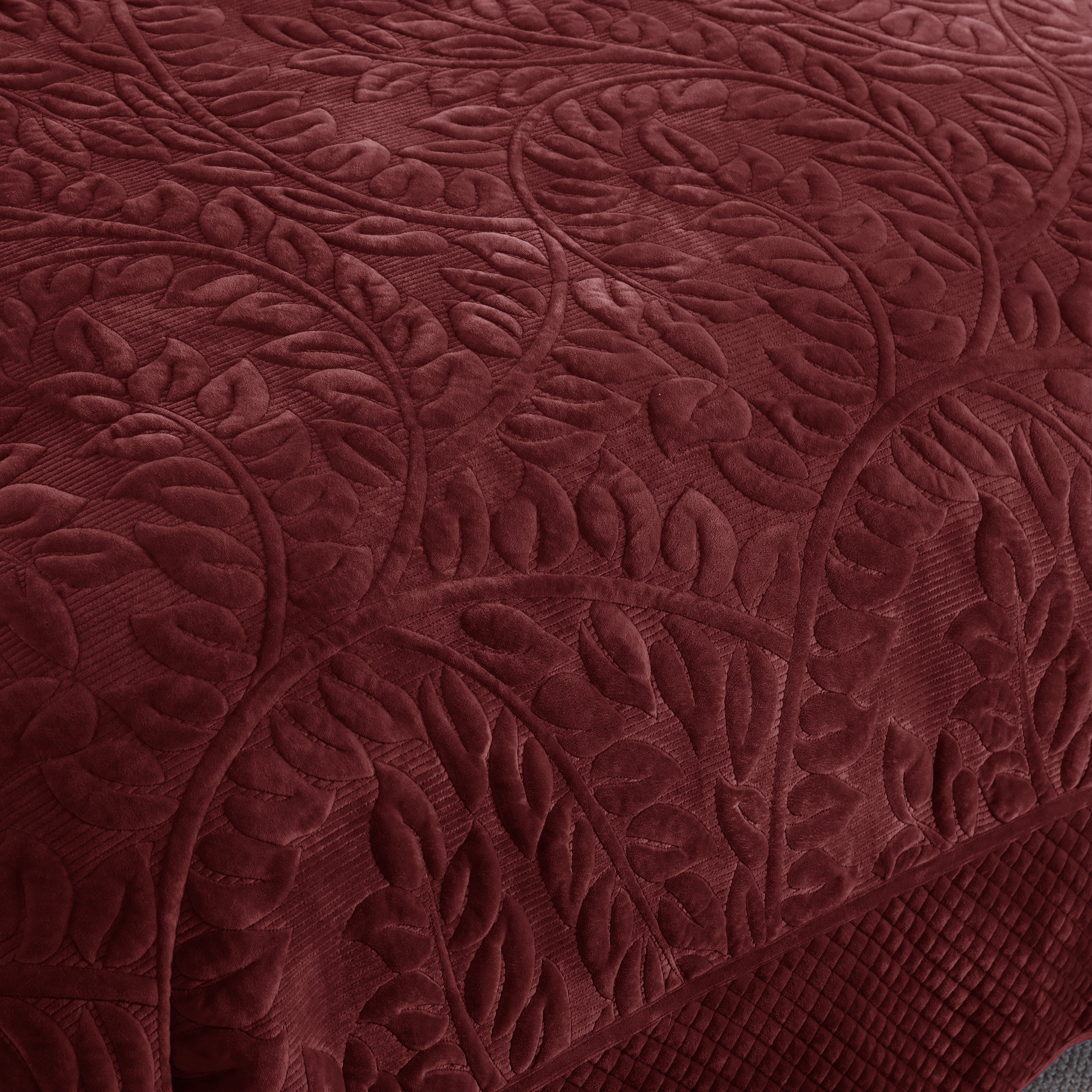 3 Piece Oversized Luxury Velvet Quilt Set Leaf Embroidered Bedspread