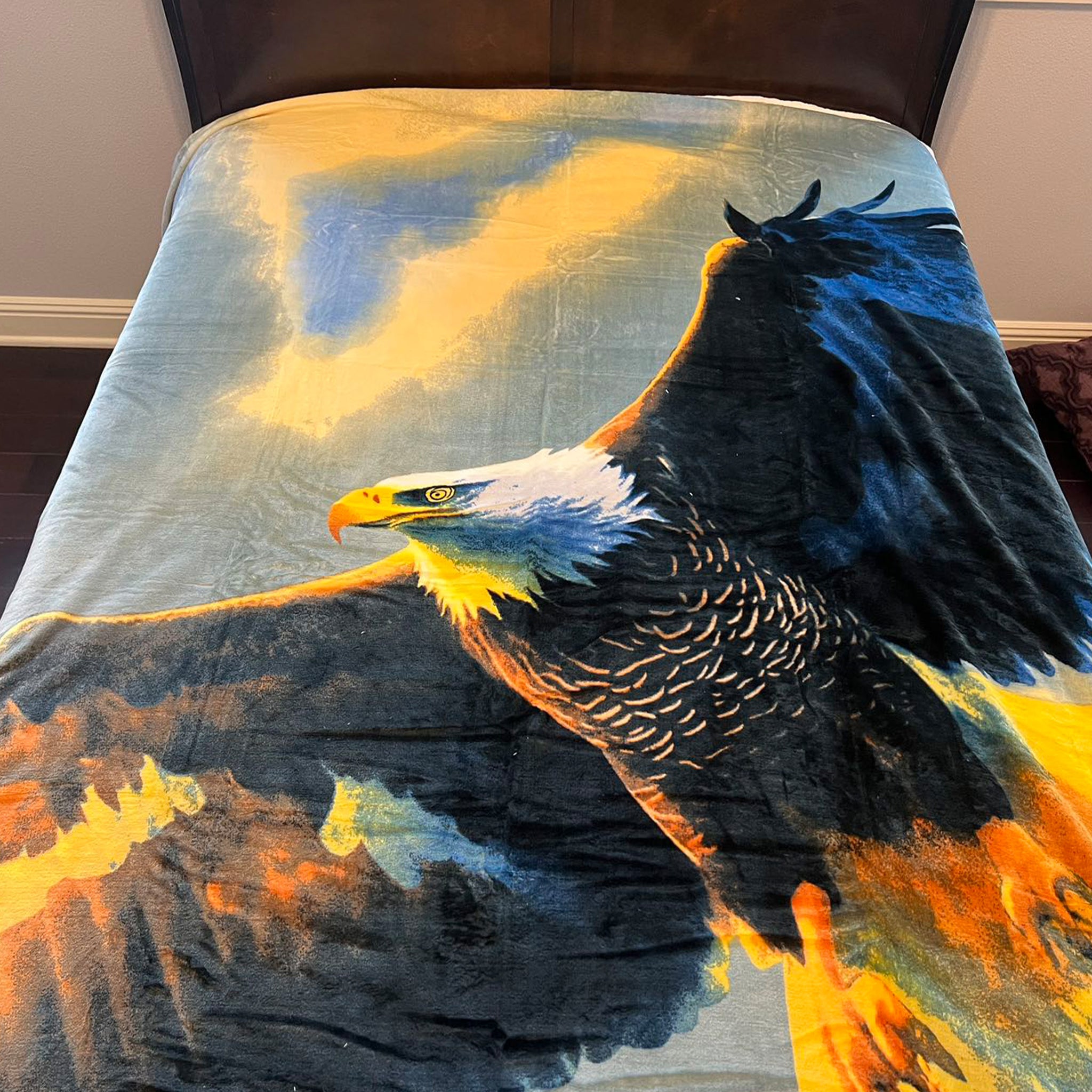 Queen Size Flannel Blanket, Ultra Soft and Warm, 400 GSM Heavyweight Plush Throw, All-Season Cozy Bed Blanket for Winter 95" x 86"
