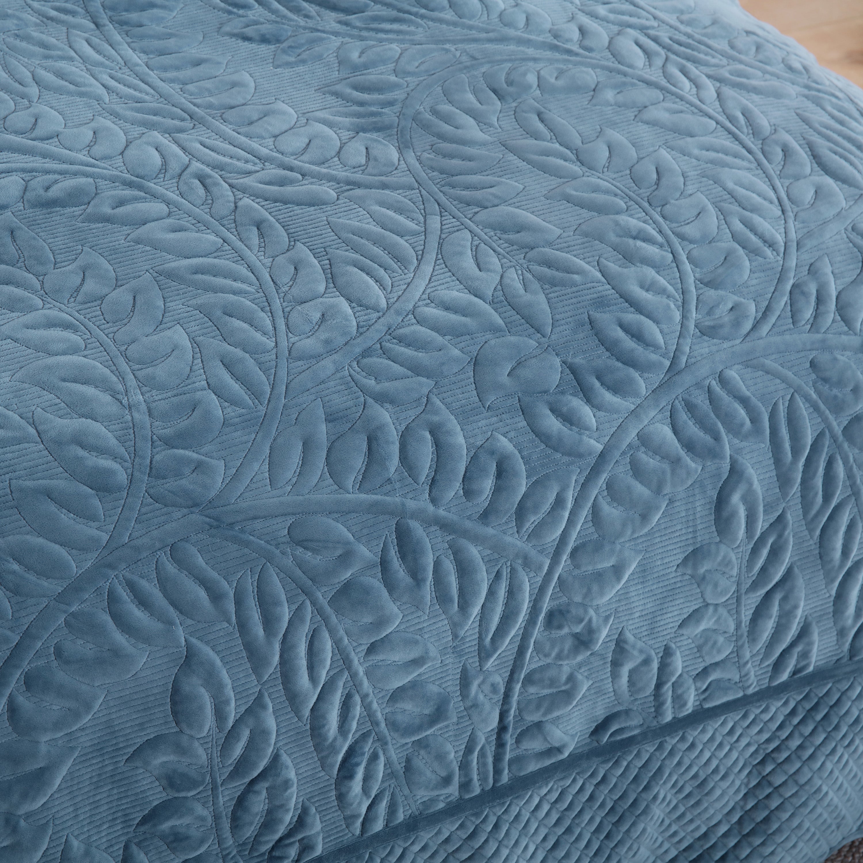 3 Piece Oversized Luxury Velvet Quilt Set Leaf Embroidered Bedspread