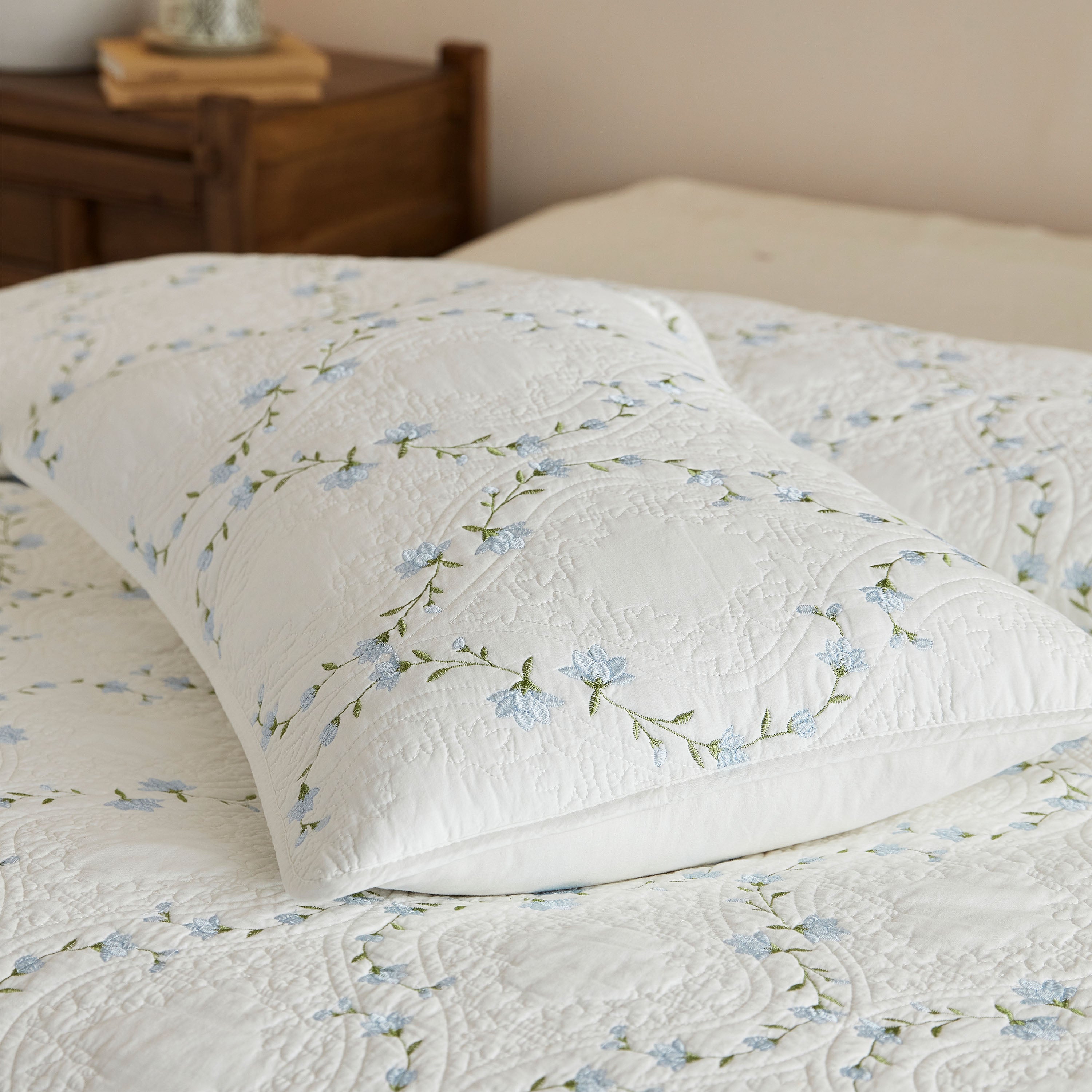 3 Piece 100% Cotton Embroidered Floral Quilt Set – Vintage Farmhouse Bedspread