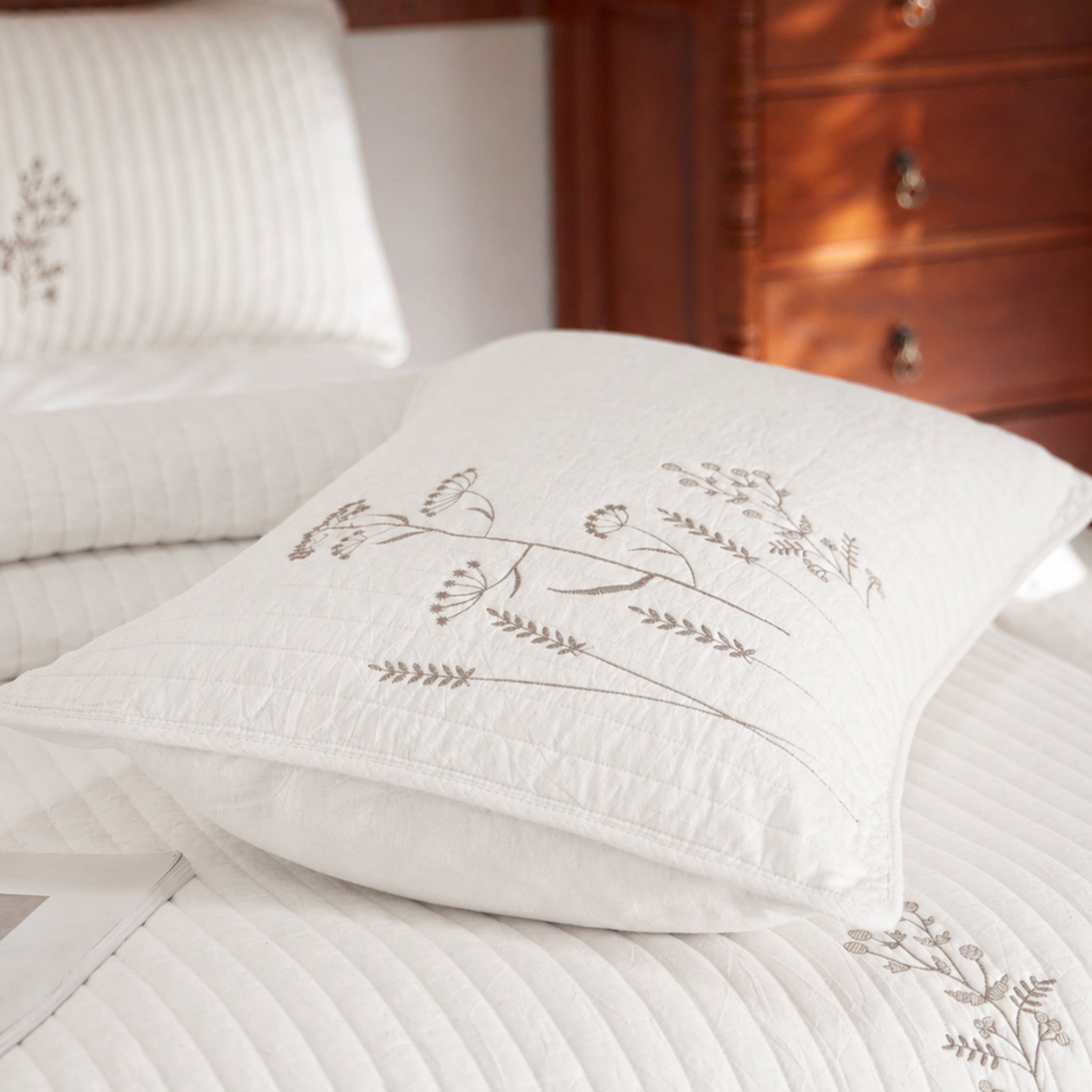 3 Piece 100% Cotton Floral Embroidered Quilt Bedspread Set TC157
