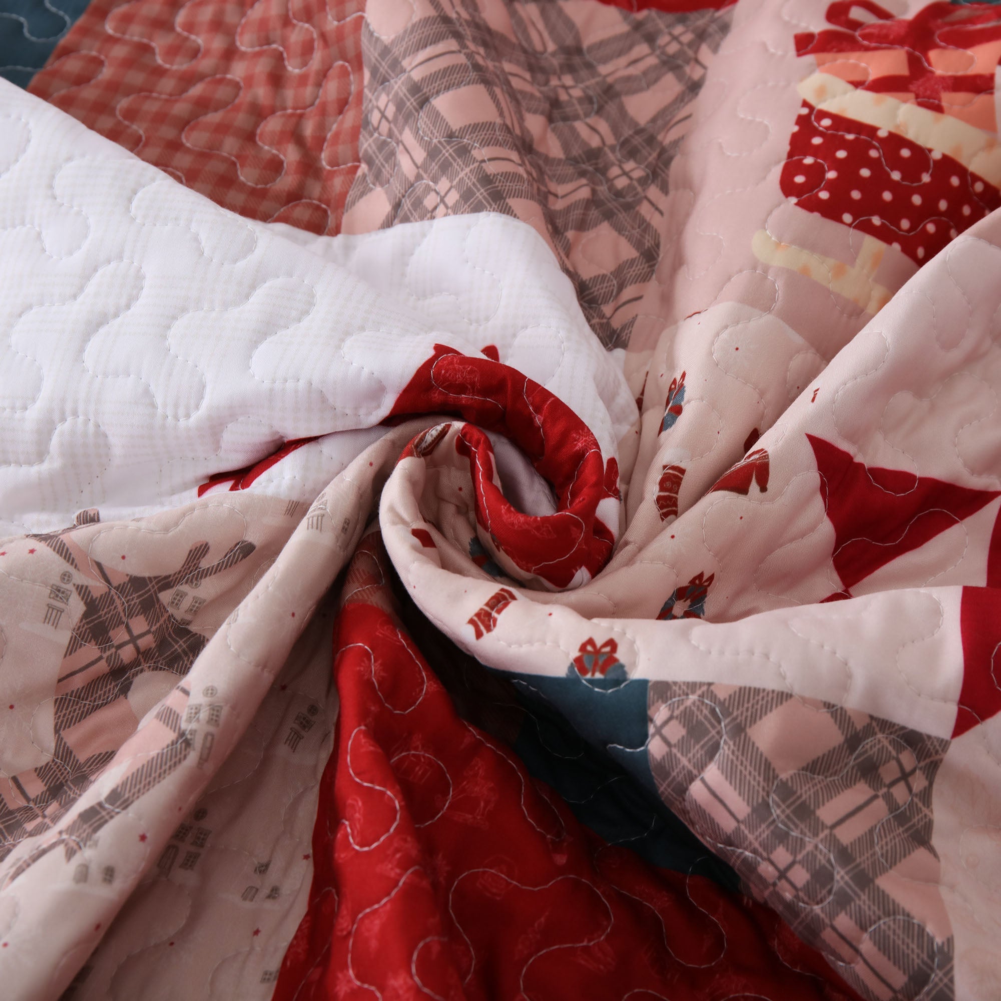 3 Piece Reversible Polyester Vintage Christmas Patchwork Quilt Set Holiday Bedspread BY220