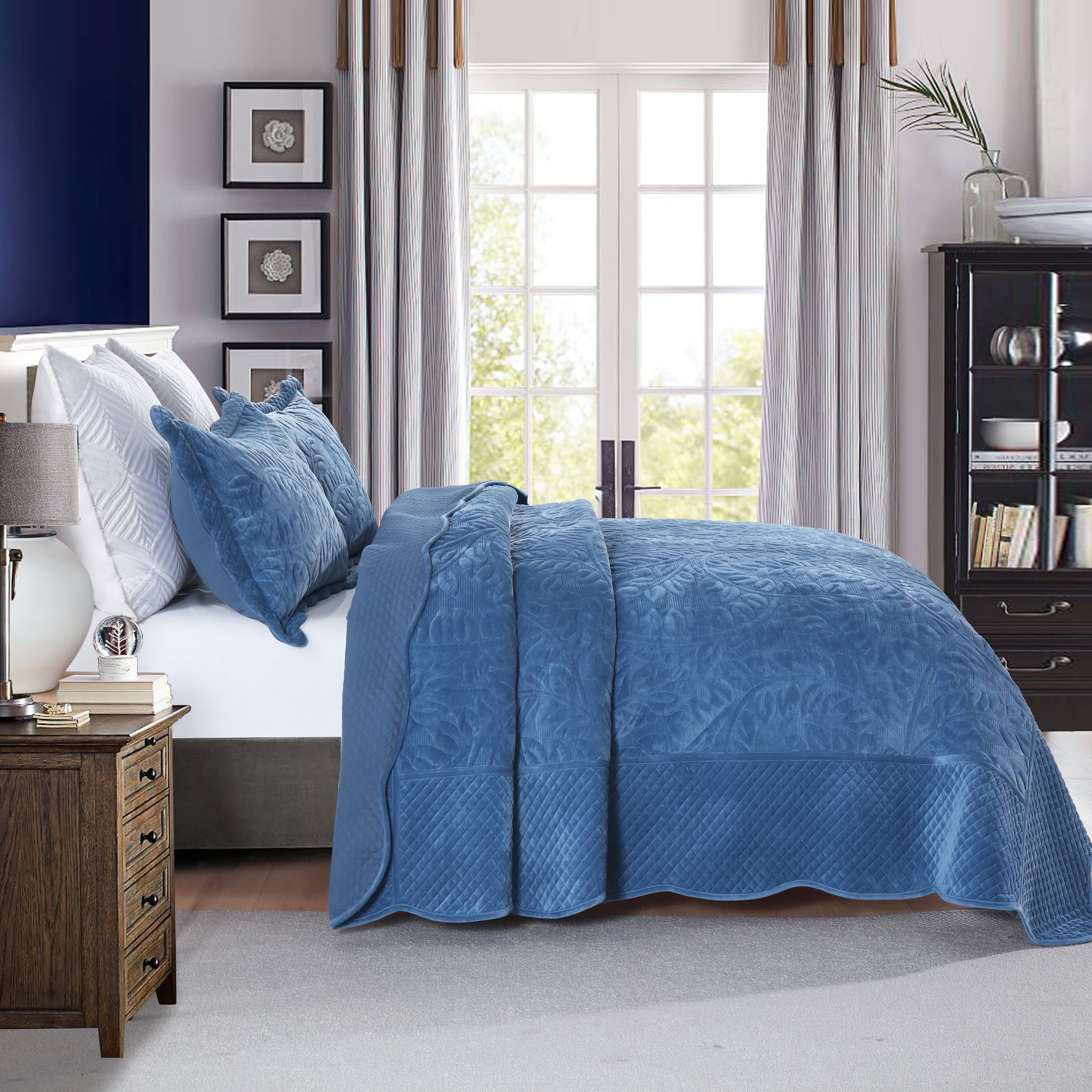 3 Piece Oversized Luxury Velvet Quilt Set Leaf Embroidered Bedspread