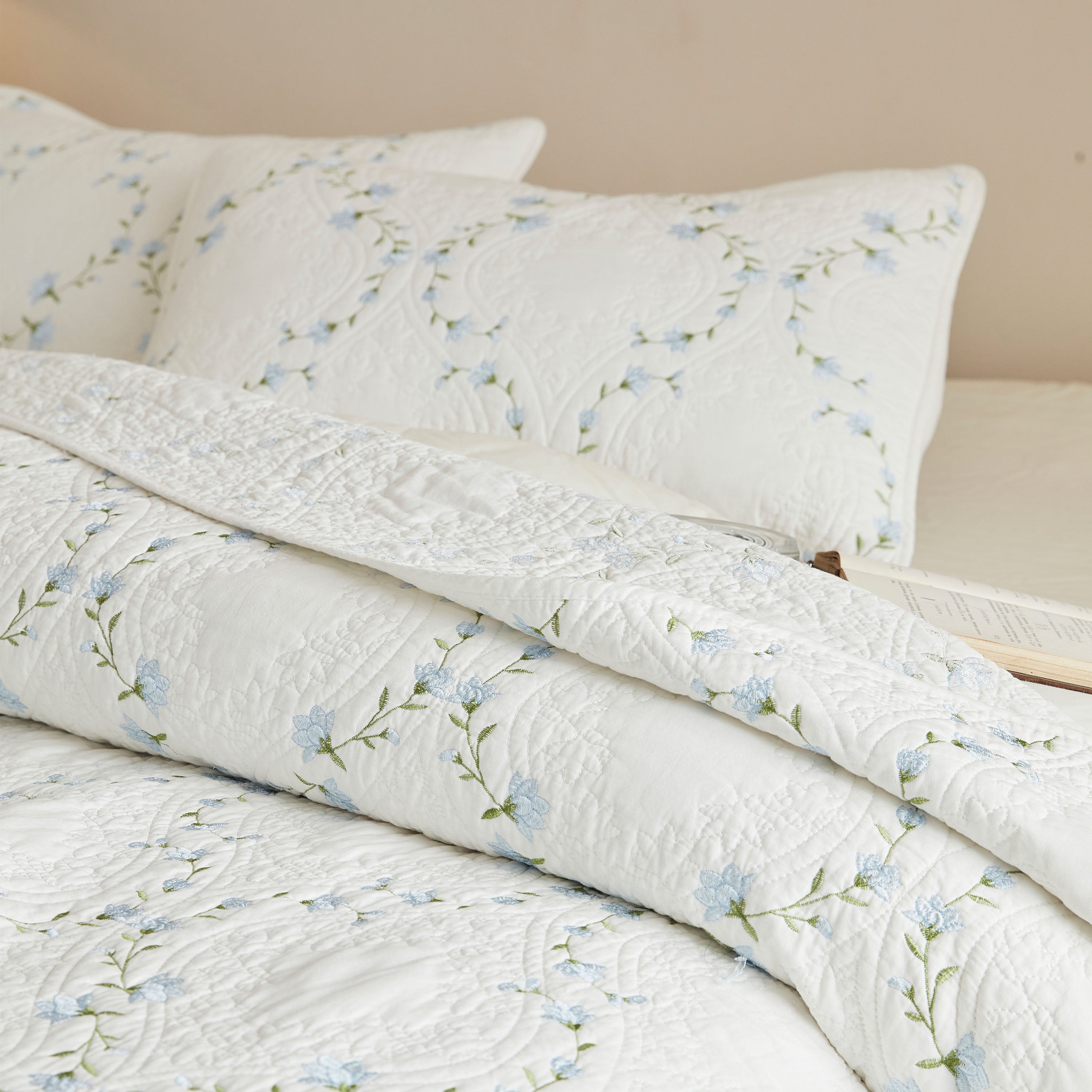 3 Piece 100% Cotton Embroidered Floral Quilt Set – Vintage Farmhouse Bedspread
