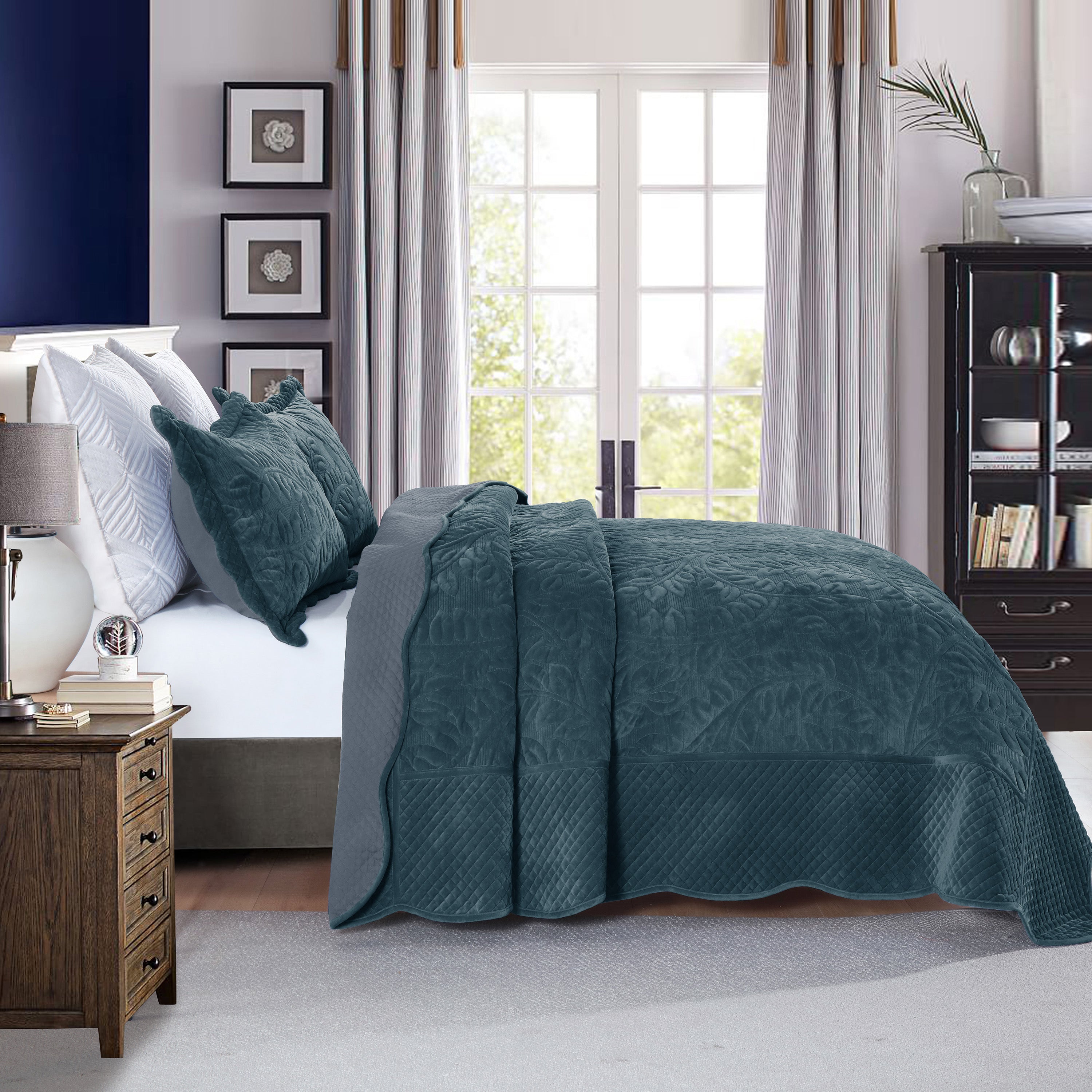3 Piece Oversized Luxury Velvet Quilt Set Leaf Embroidered Bedspread