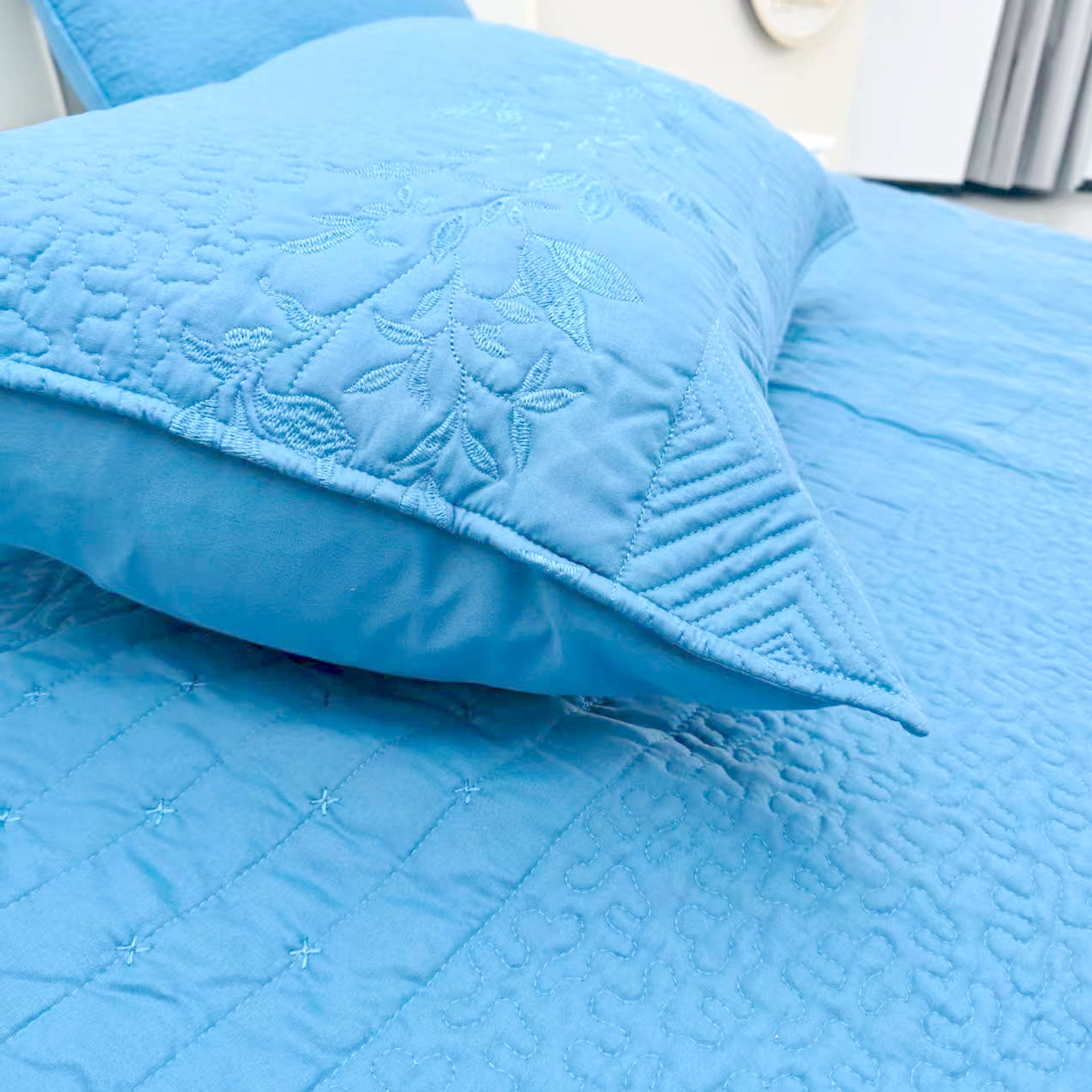 3-Piece Embroidered Quilt Set – Elegant Bedspread with Textured Floral & Geometric Patterns