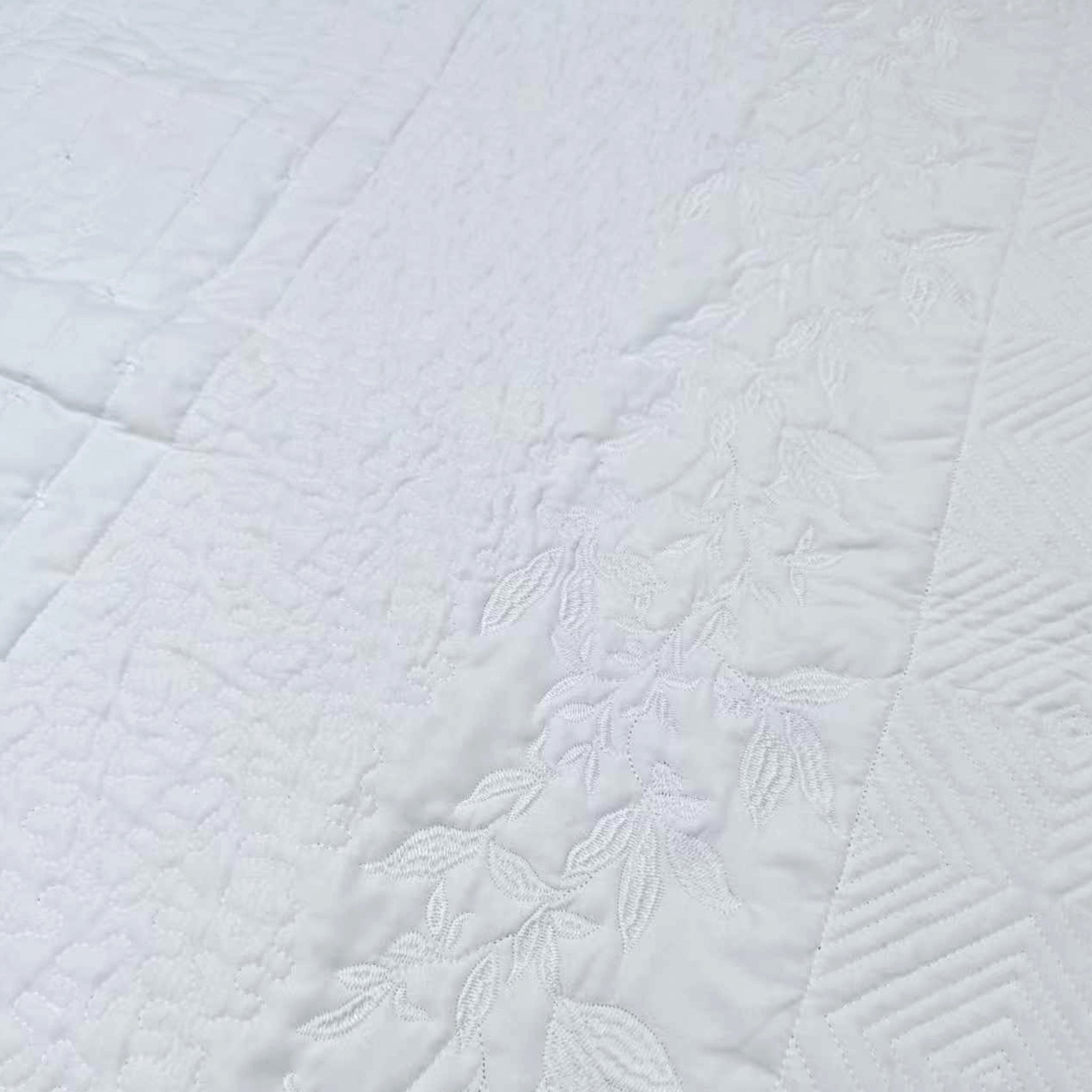 3-Piece Embroidered Quilt Set – Elegant Bedspread with Textured Floral & Geometric Patterns