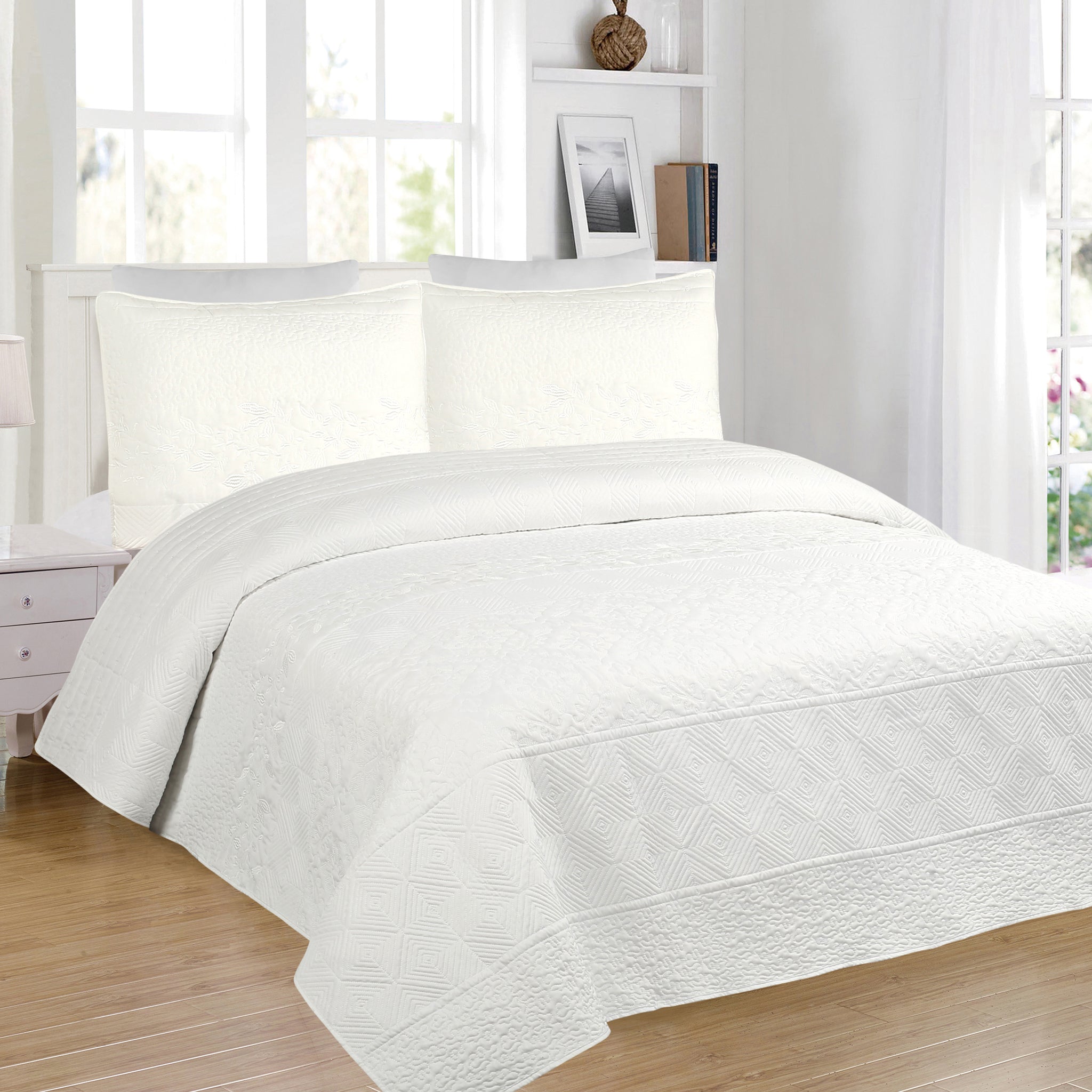 3-Piece Embroidered Quilt Set – Elegant Bedspread with Textured Floral & Geometric Patterns