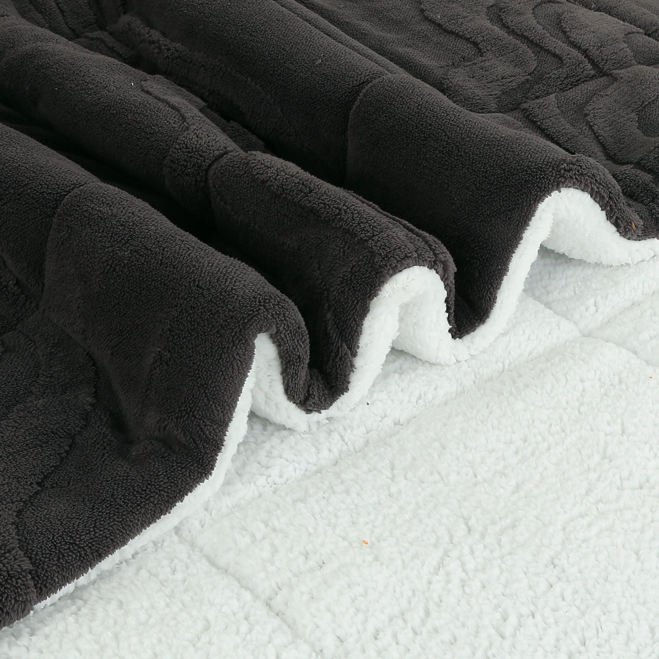 Luxury 3 Piece Wave Jacquard Plush Comforter Set MEW