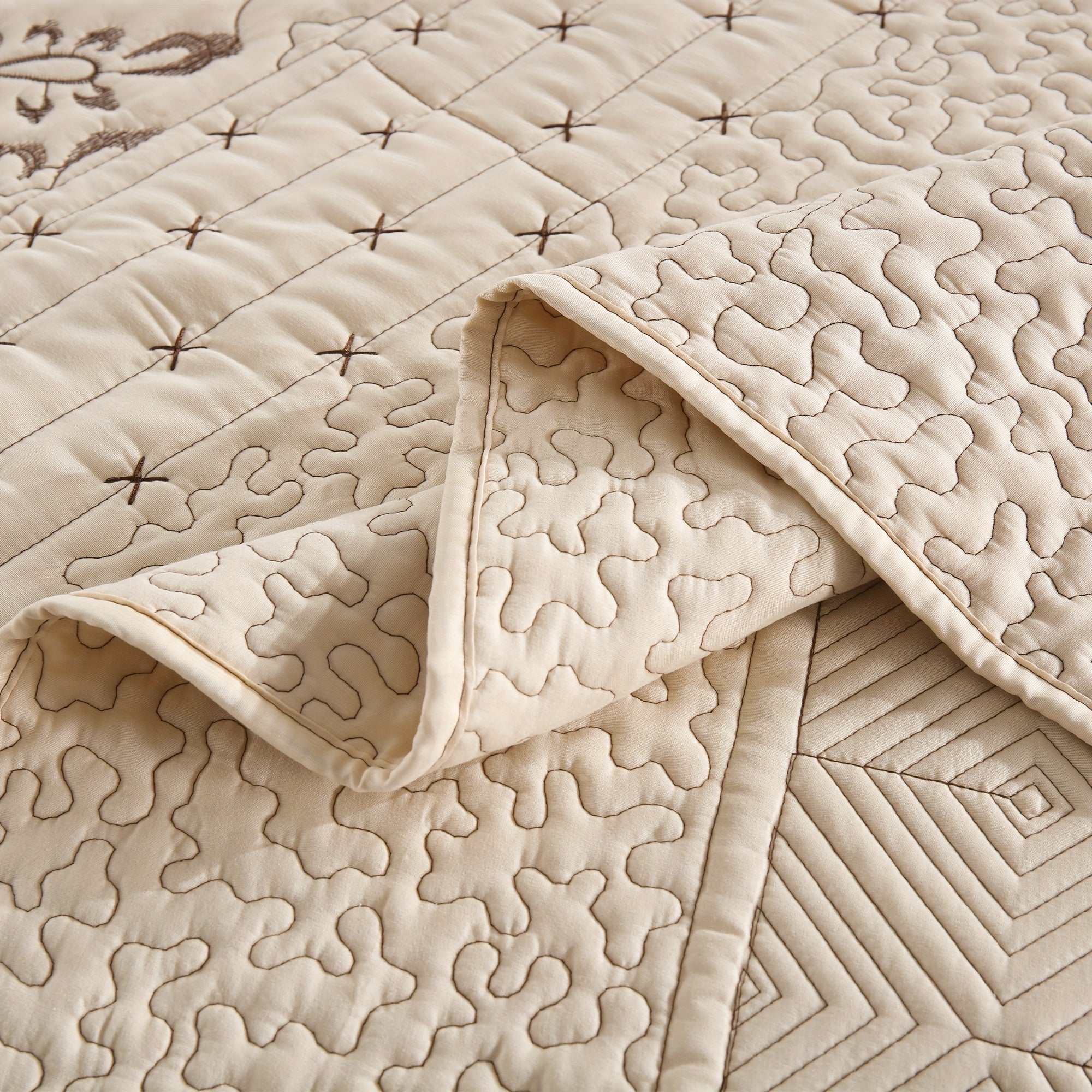 3-Piece Embroidered Quilt Set – Elegant Bedspread with Textured Floral & Geometric Patterns