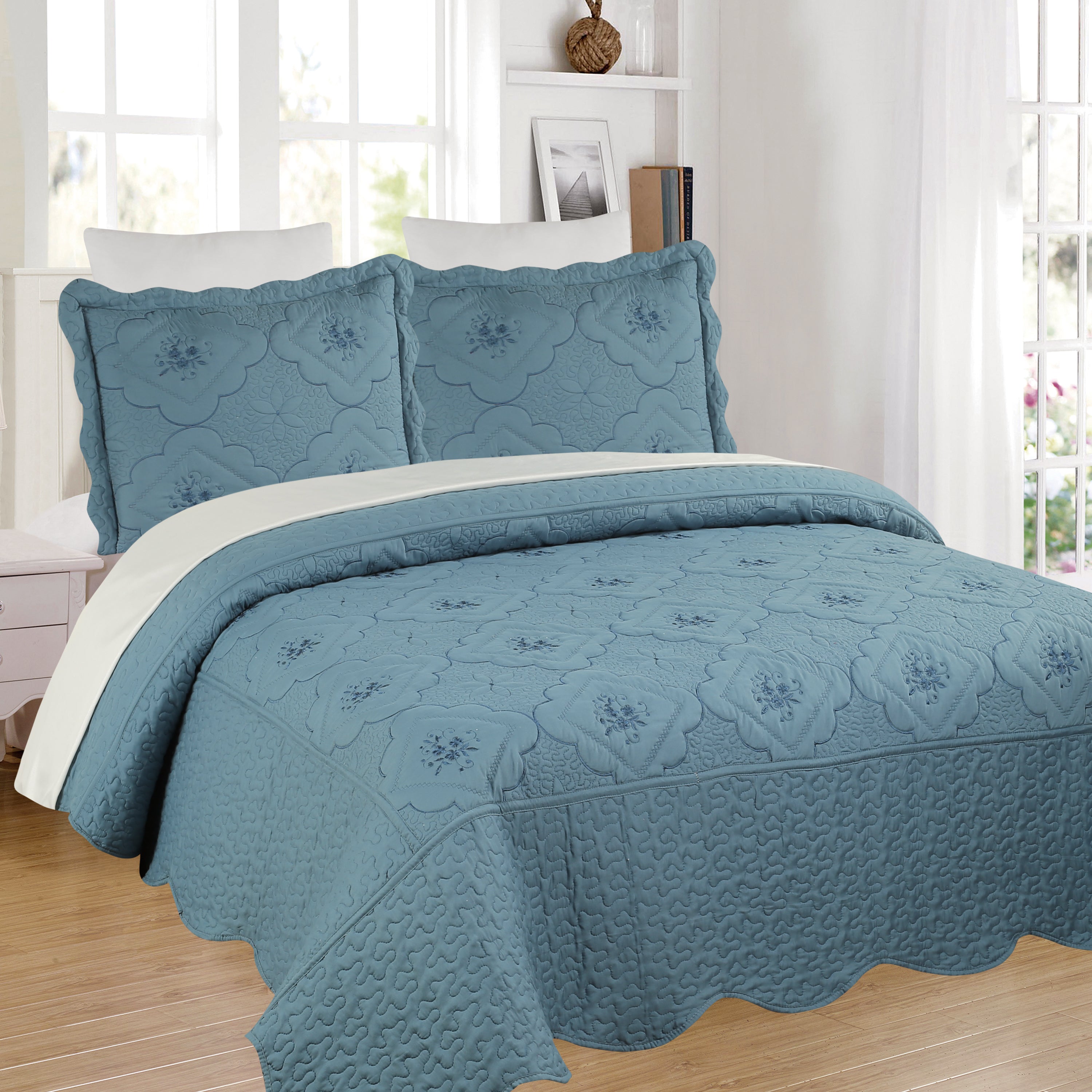 3 Piece Floral Embroidered Quilted Bedspread Set