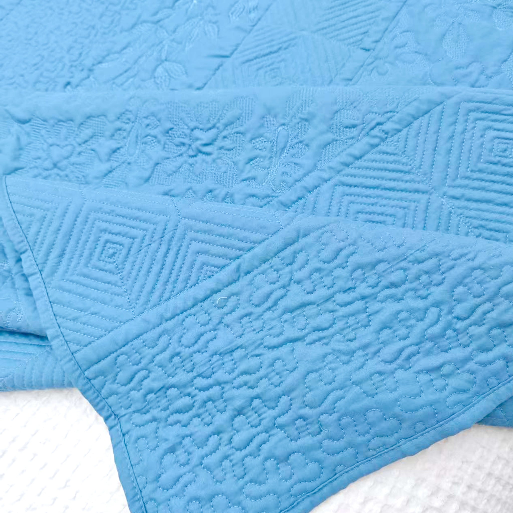 3-Piece Embroidered Quilt Set – Elegant Bedspread with Textured Floral & Geometric Patterns