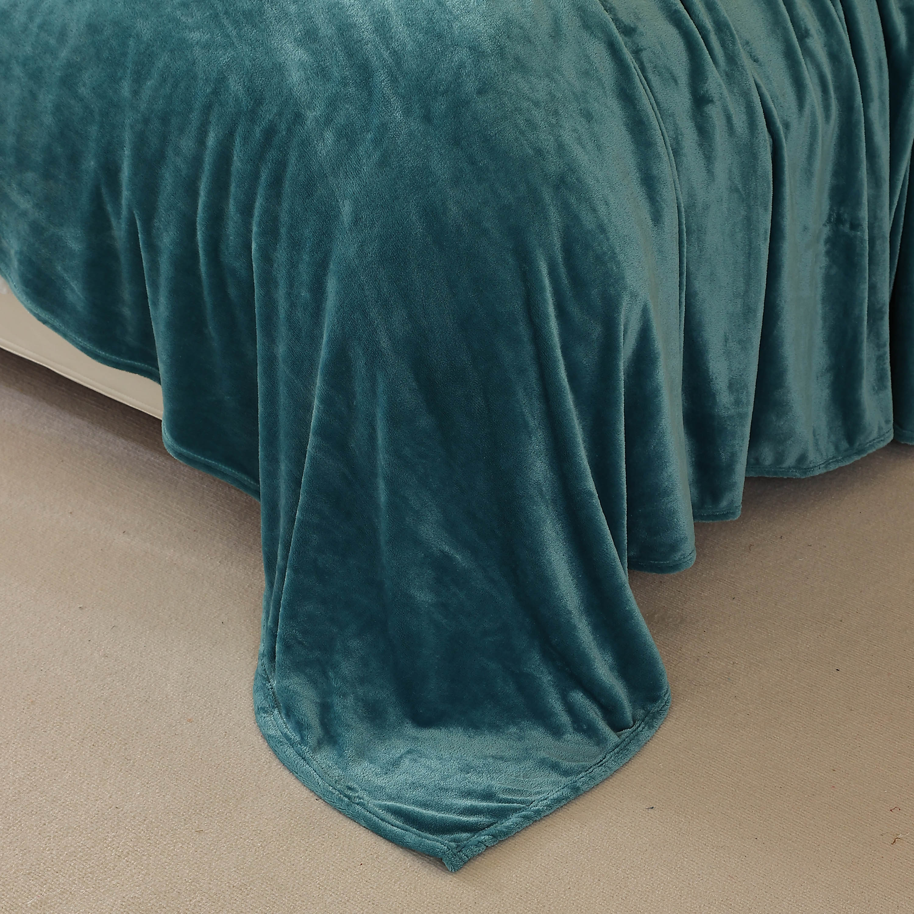 King Size Flannel Fleece Throw Blanket 240GSM Soft Lightweight Plush Cozy Bed Blanket 102 x 90 Inches