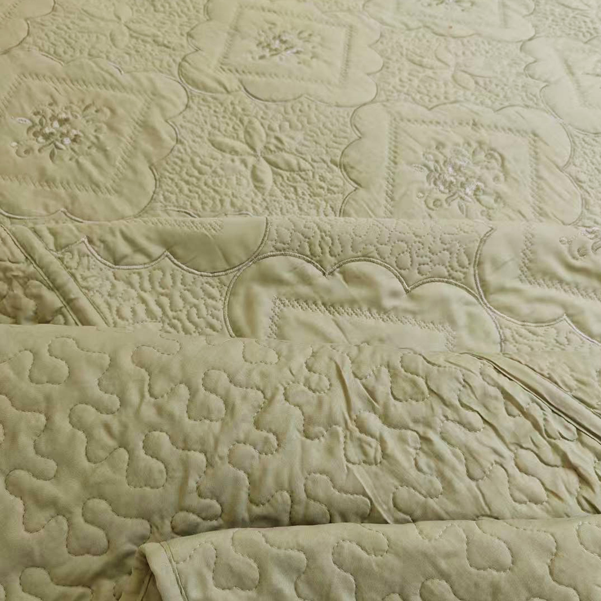 3 Piece Floral Embroidered Quilted Bedspread-Beautiful Stitching- Lightweight Bedspread Set Queen/King Size